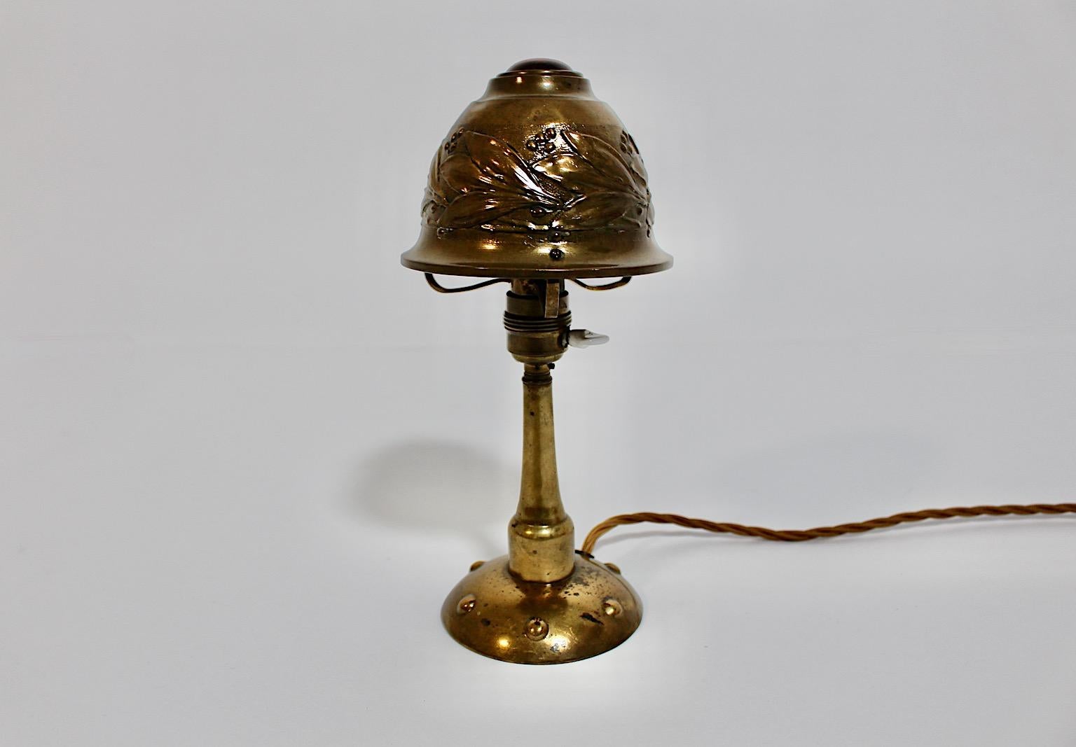Français Art Nouveau Vintage Brass Dome Table Lamp Bedside Lamp circa 1910 France en vente