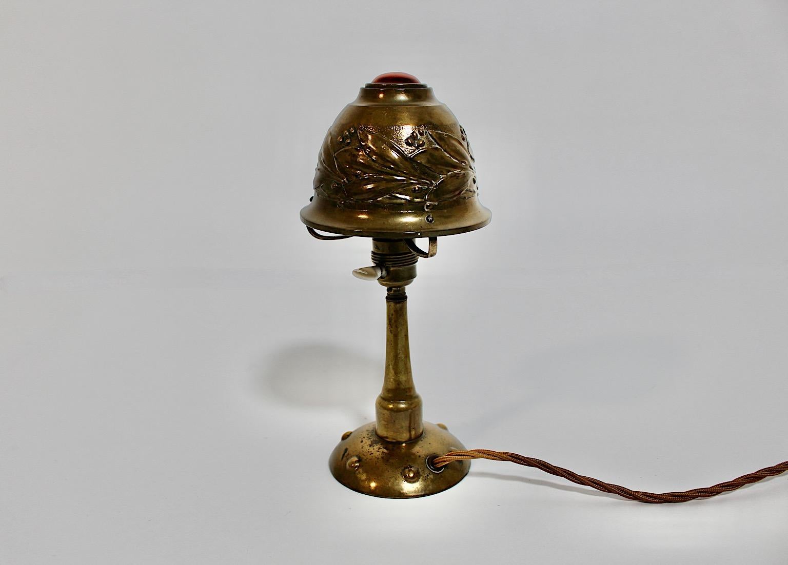 Art Nouveau Vintage Brass Dome Table Lamp Bedside Lamp circa 1910 France Bon état - En vente à Vienna, AT