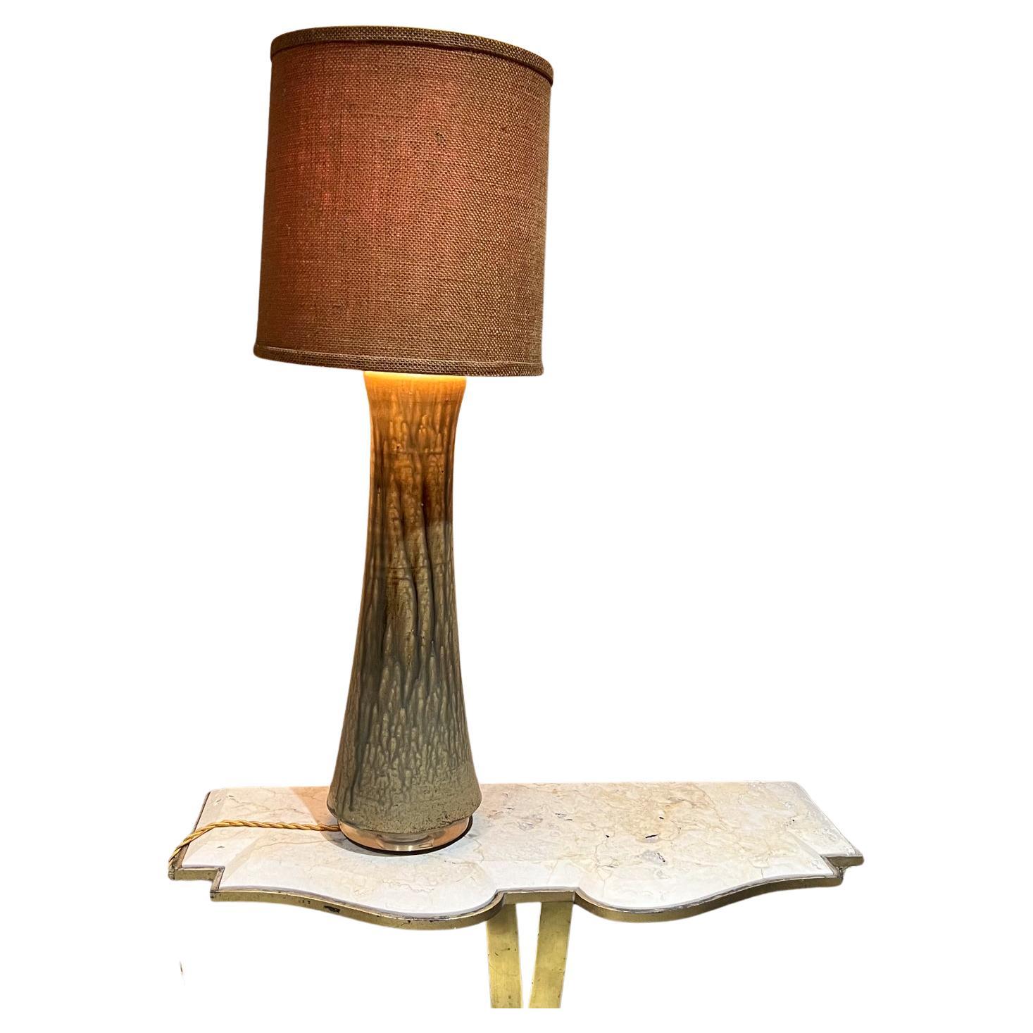Lampada da tavolo Art Nouveau in ceramica
26,25 H. x 7 di diametro nel punto più largo.
Usato, vintage e non restaurato
Senza paralume
Fai riferimento alle immagini fornite