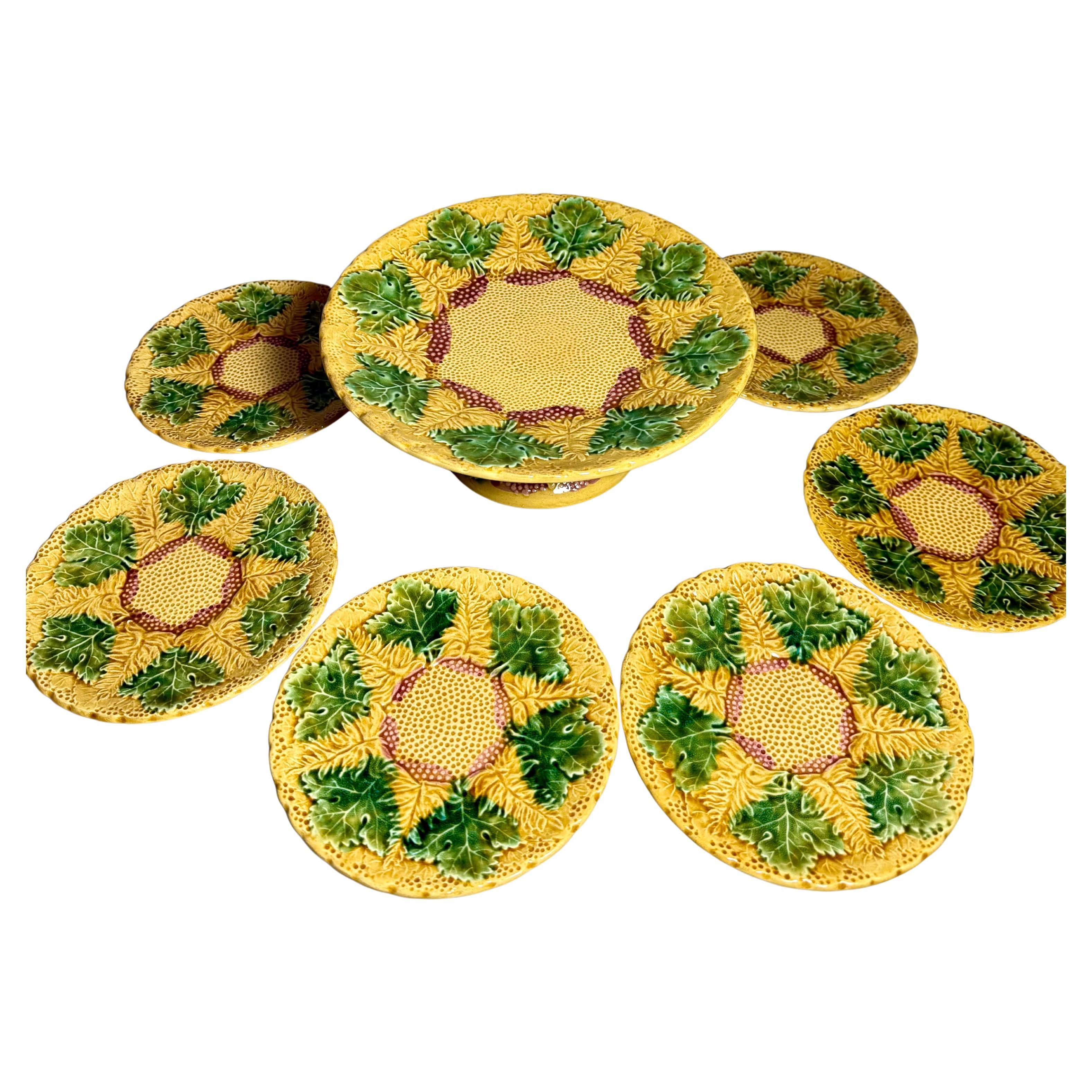 Alemania Juego de mayólica vintage
1 centro de mesa/frutero 
H 10 cm (3,94 pulgadas)
D 24,5 cm (9,65 pulgadas)
6 placas laterales d 16,4 cm (6,46 pulgadas)
Soporte para tartas o frutero de mayólica alemana vintage pintado a mano, dorado con hojas