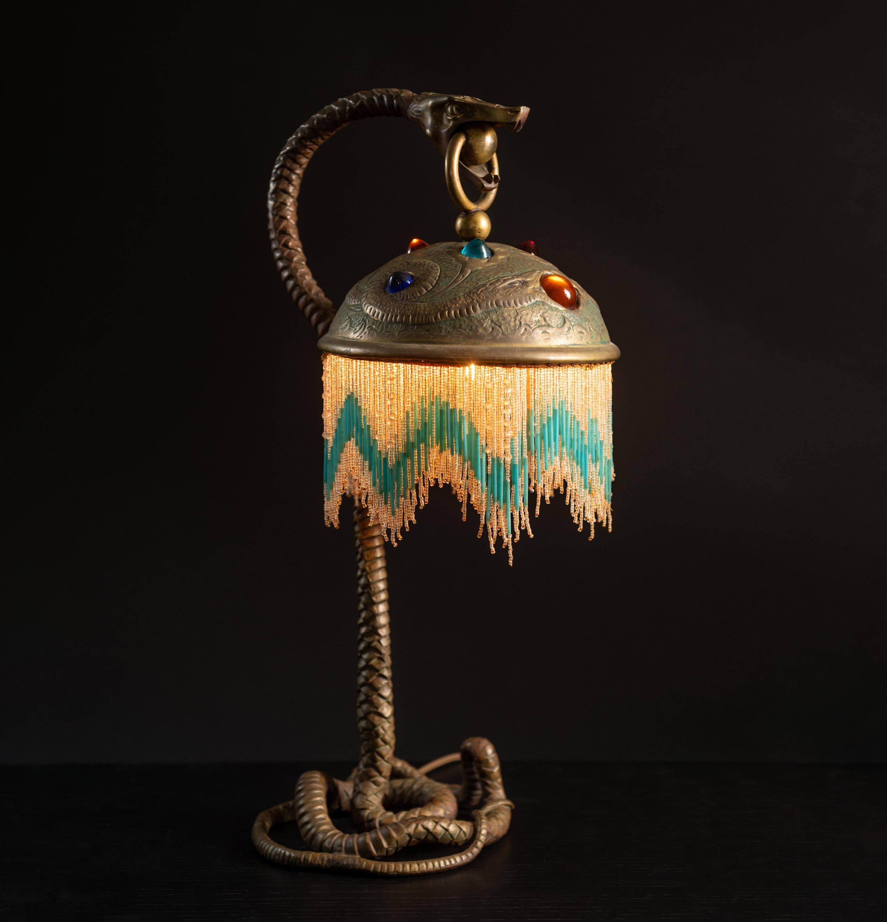 Über die Herkunft dieser erstaunlichen Lampe ist wenig bekannt, außer dass sie um 1900 aus Frankreich stammt.