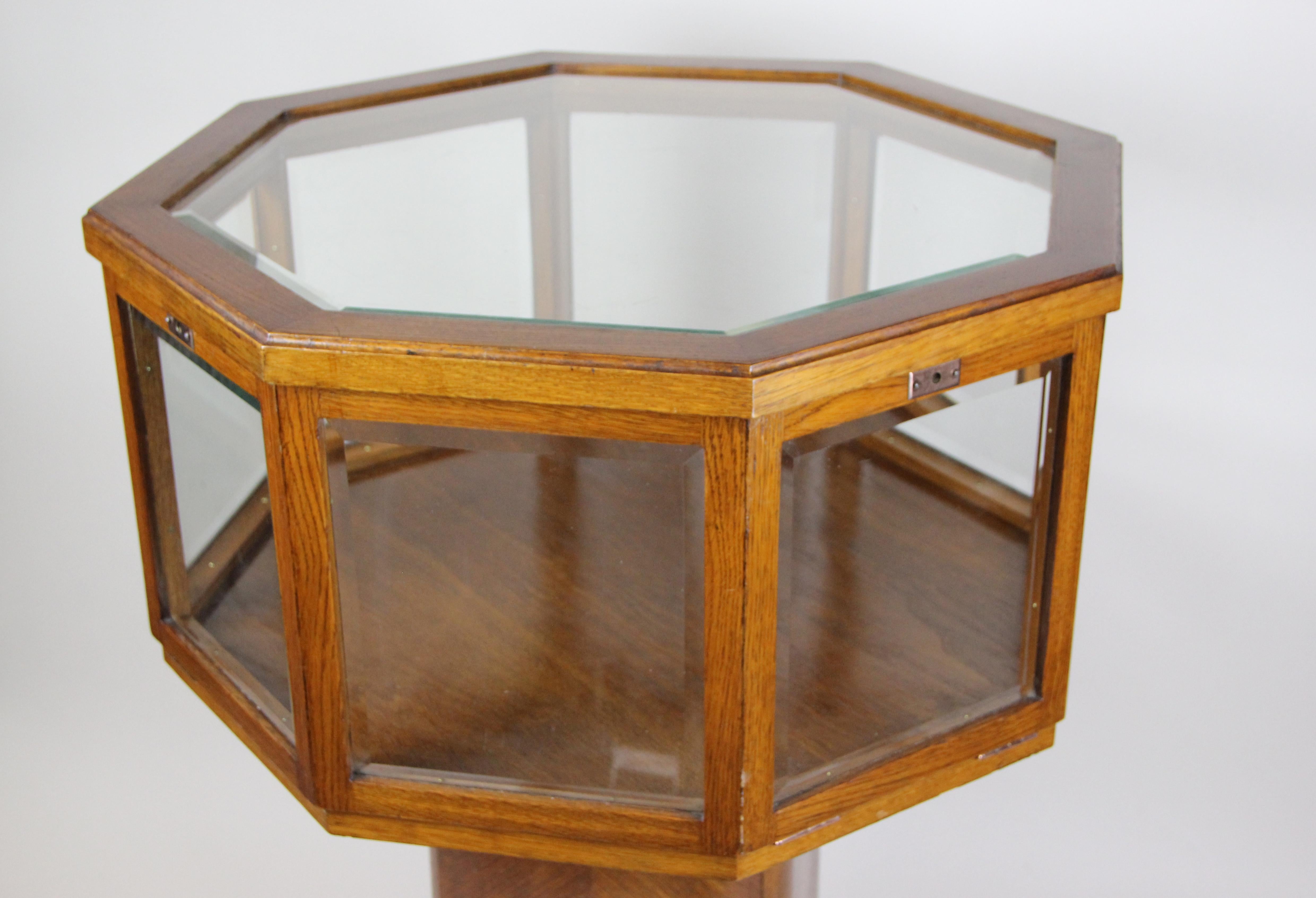 Art Nouveau Vitrine Table/ Display Table, Austria circa 1900 In Good Condition In Lichtenberg, AT