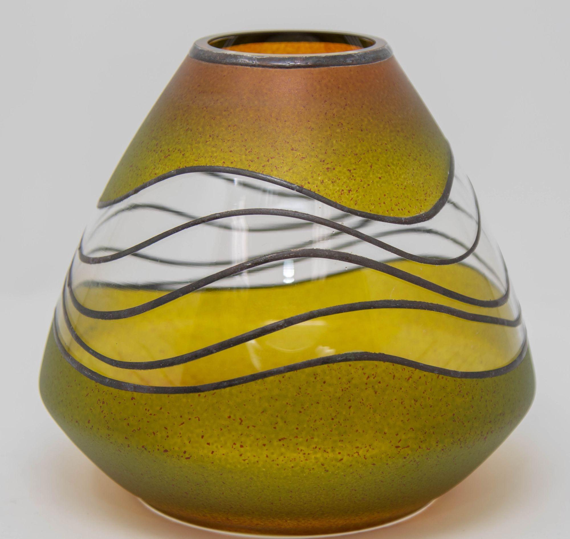 Fatto a mano Art Nouveau Vlasta Vobornikova  Vaso di Bohemia in vetro verde e oro firmato in vendita