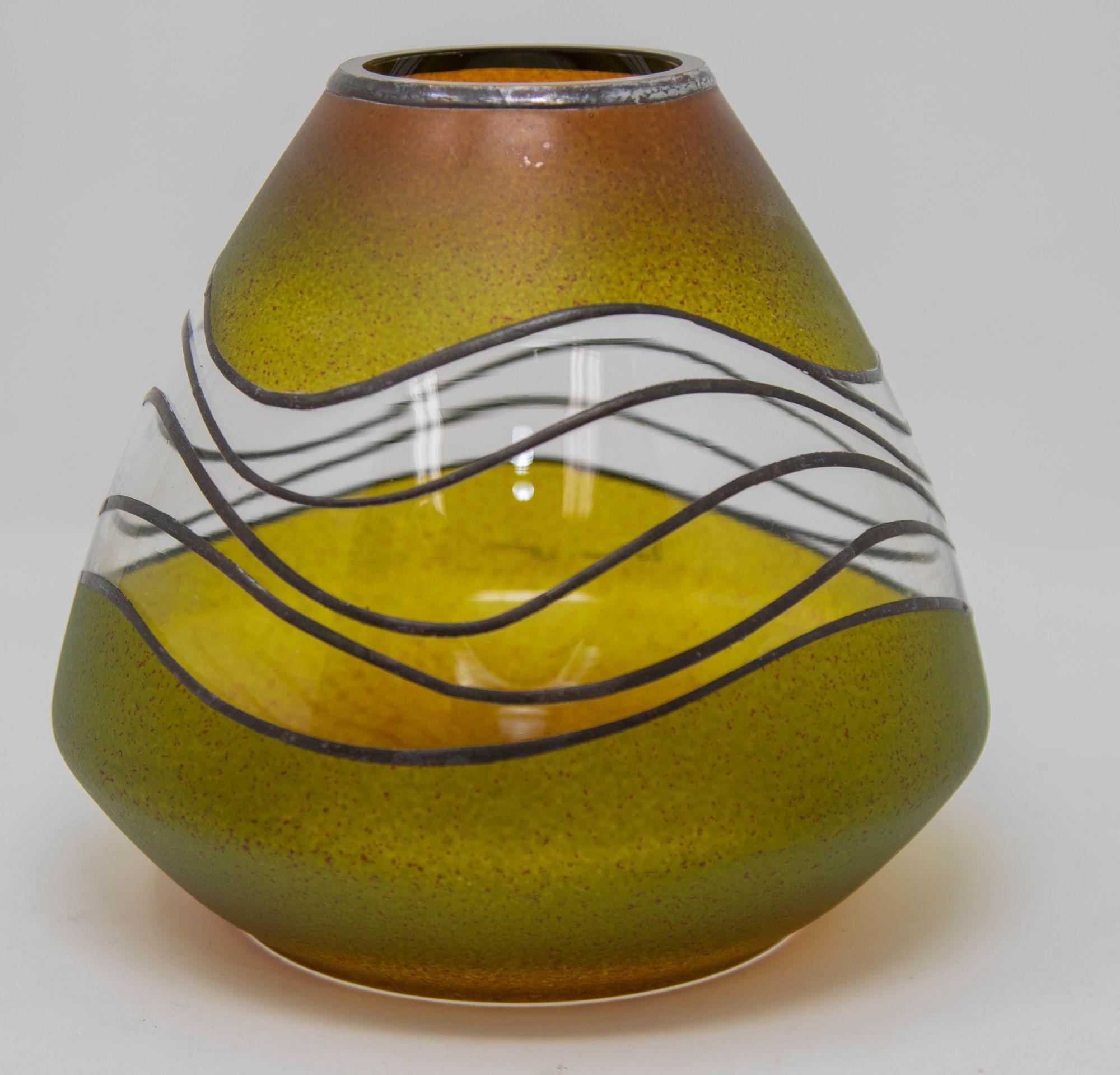 Art Nouveau Vlasta Vobornikova  Vaso di Bohemia in vetro verde e oro firmato In condizioni buone in vendita a North Hollywood, CA