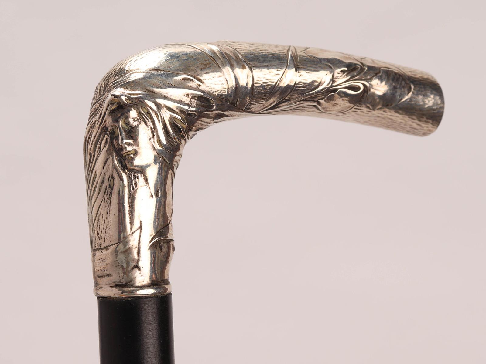 Art nouveau walking stick: a woman with lilies, France 1900.  In Good Condition For Sale In Milan, IT