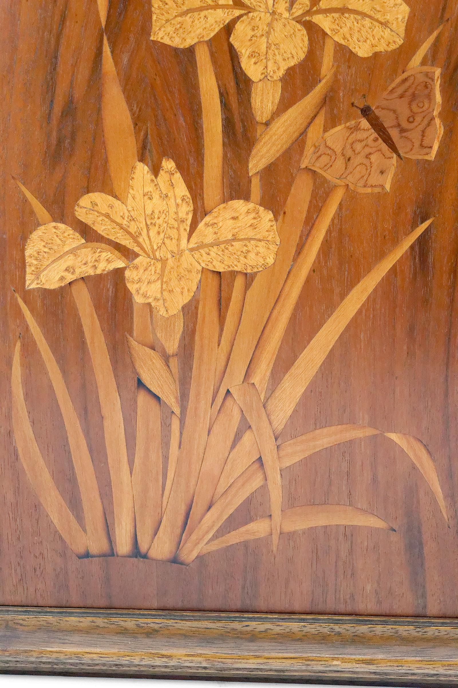 Armario de pared Art Nouveau de marquetería con motivos de lirios y mariposas, Francia en venta 3