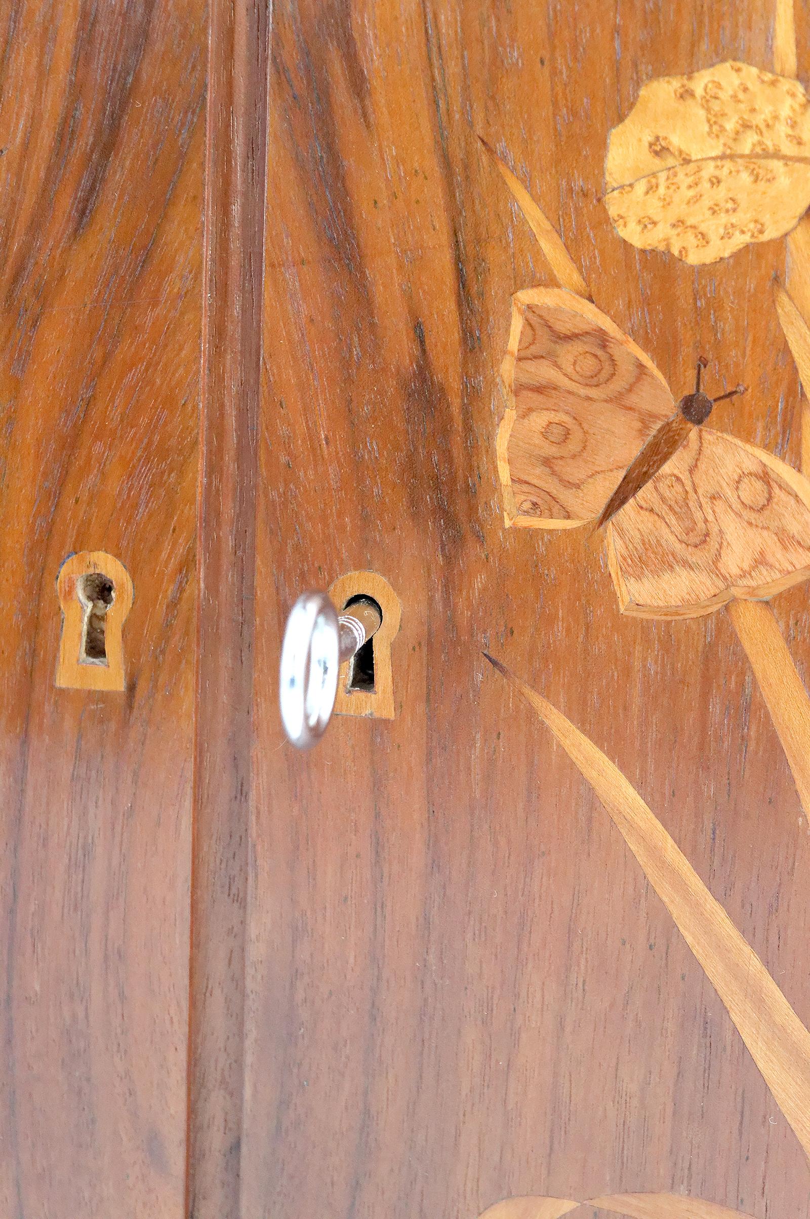 Armario de pared Art Nouveau de marquetería con motivos de lirios y mariposas, Francia en venta 4