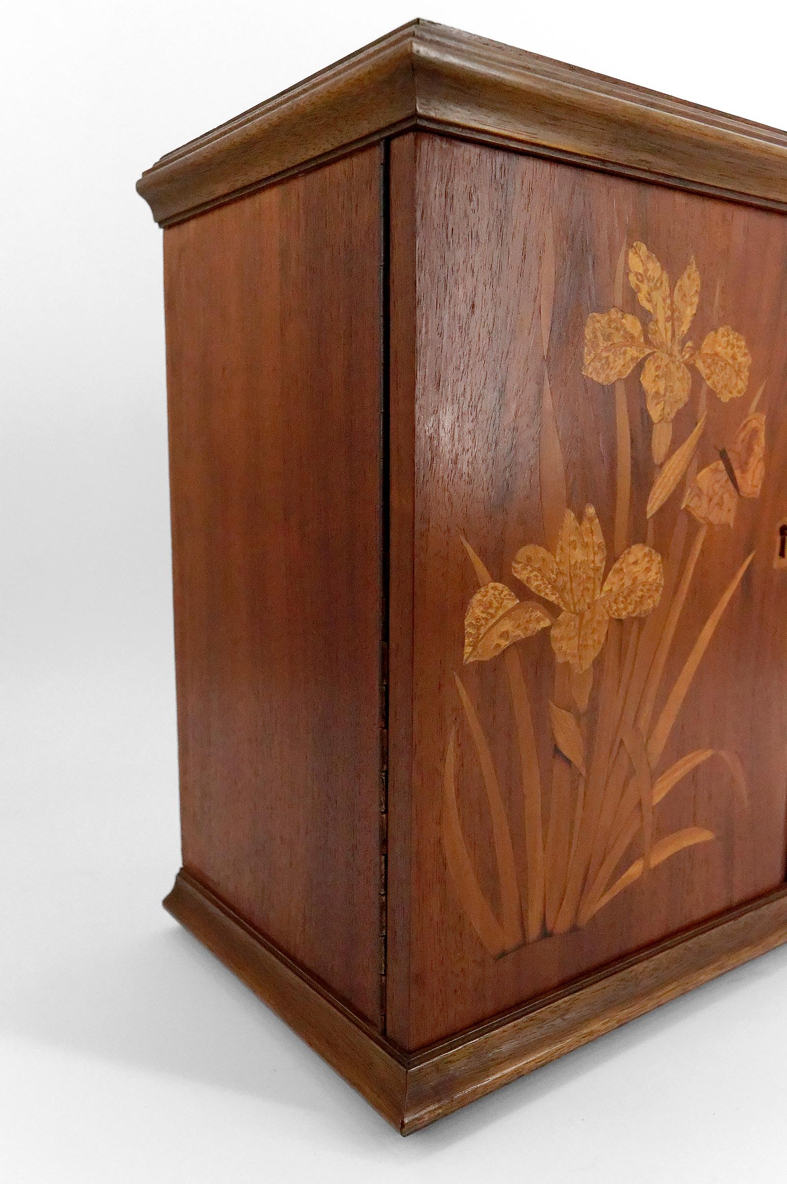Armario de pared Art Nouveau de marquetería con motivos de lirios y mariposas, Francia en venta 7