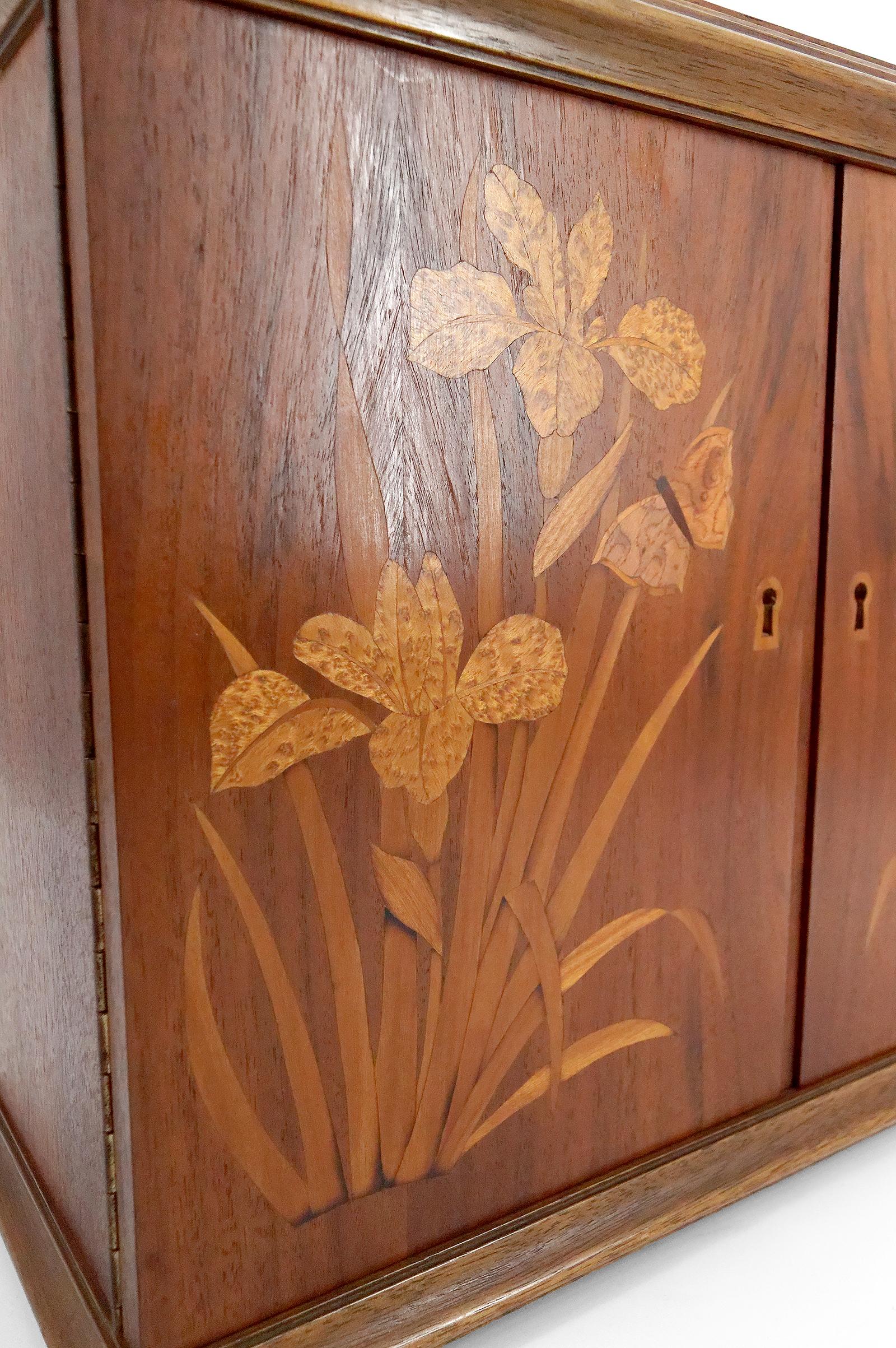 Armario de pared Art Nouveau de marquetería con motivos de lirios y mariposas, Francia en venta 8