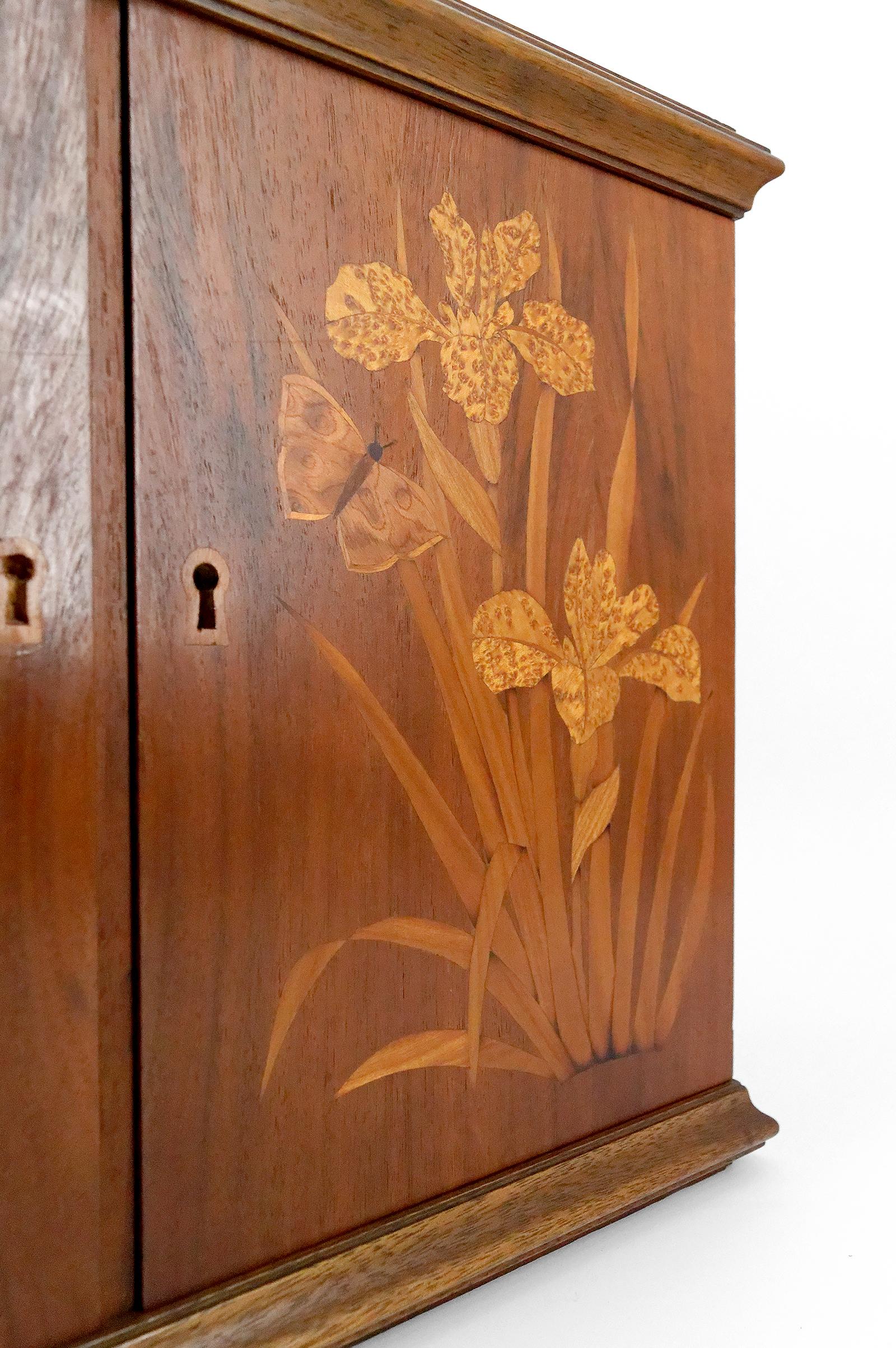 Armario de pared Art Nouveau de marquetería con motivos de lirios y mariposas, Francia en venta 9
