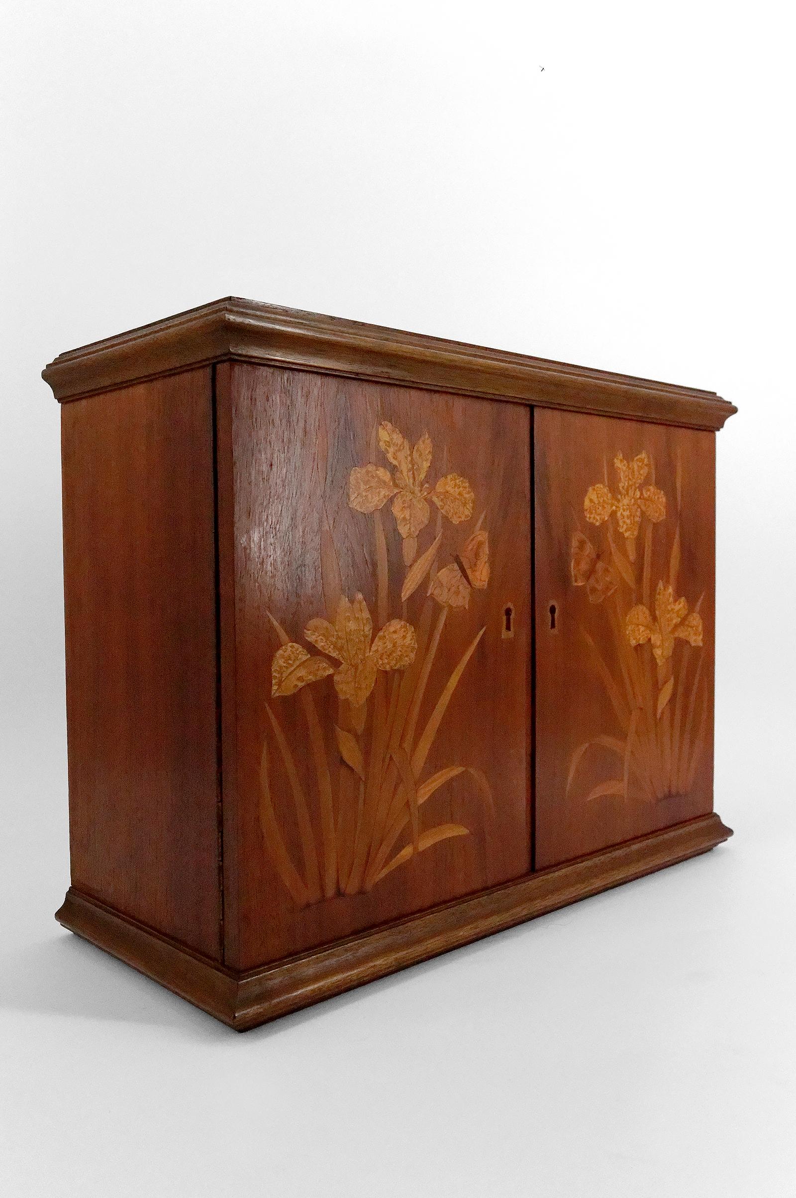 Añade un toque de rara elegancia a tu hogar con este exquisito armario de pared Art Nouveau, fabricado en madera noble con una intrincada marquetería con impresionantes motivos de lirios y mariposas. 

Meticulosamente fabricado, encarna la esencia