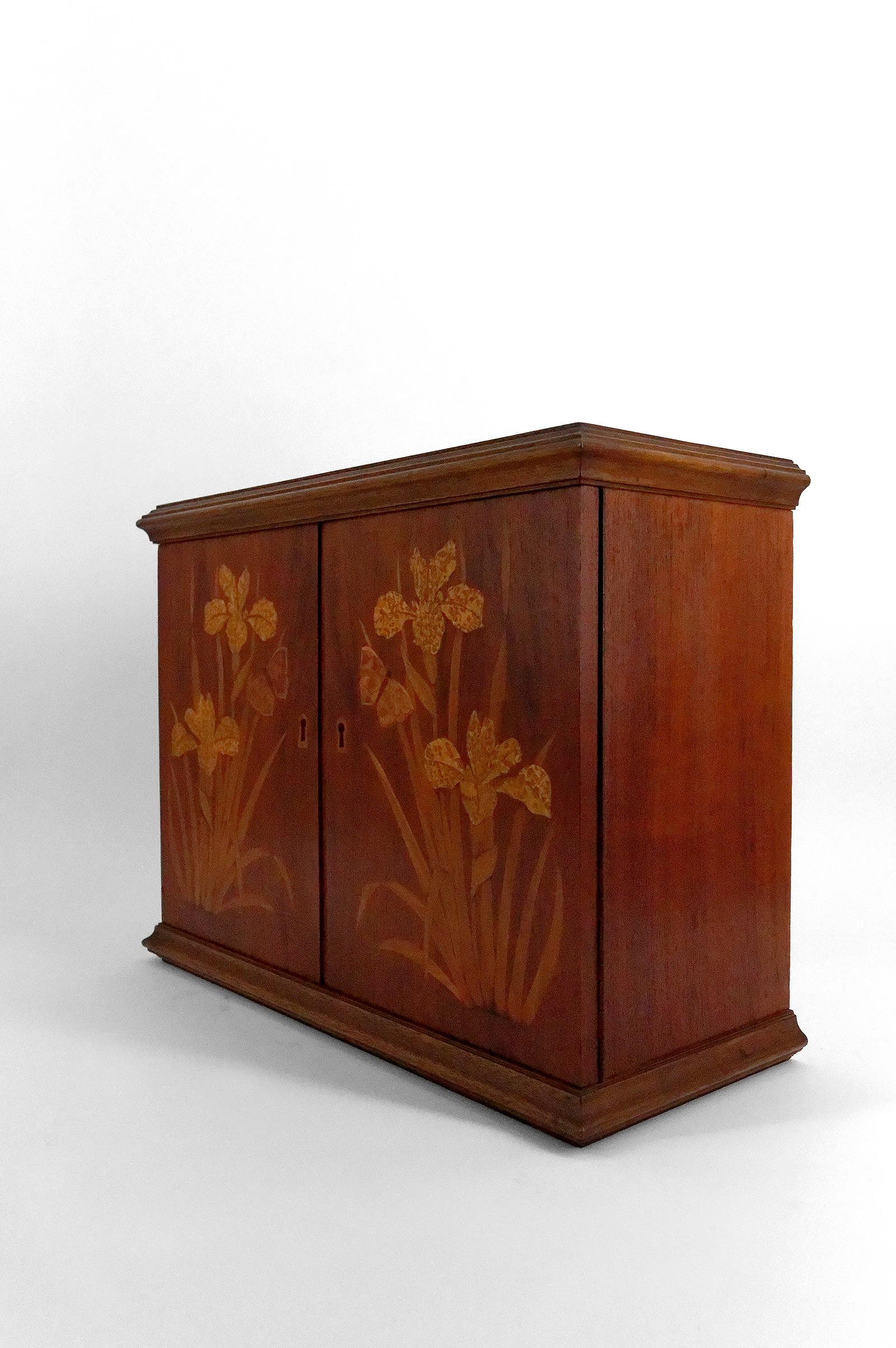 Armario de pared Art Nouveau de marquetería con motivos de lirios y mariposas, Francia Hecho a mano en venta