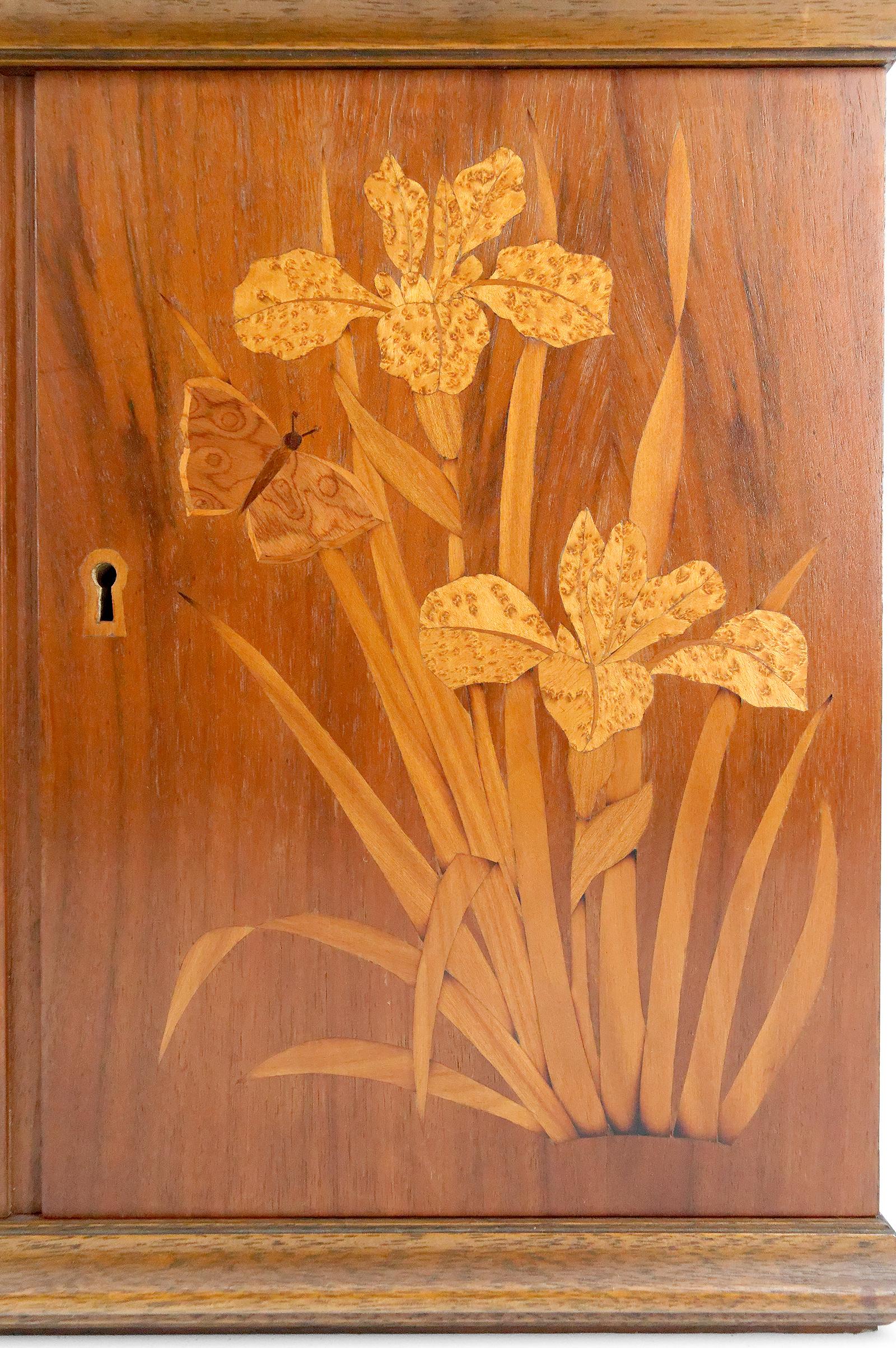 Armario de pared Art Nouveau de marquetería con motivos de lirios y mariposas, Francia en Bueno estado para la venta en VÉZELAY, FR