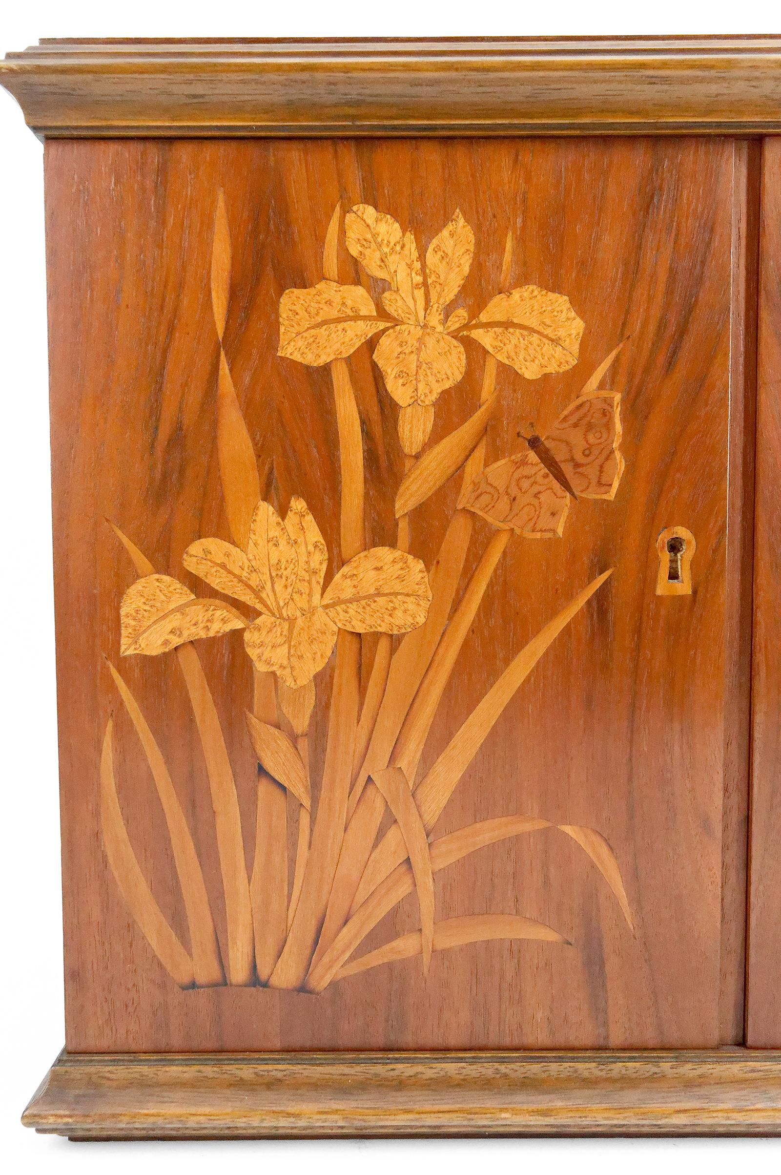 Armario de pared Art Nouveau de marquetería con motivos de lirios y mariposas, Francia siglo XX en venta