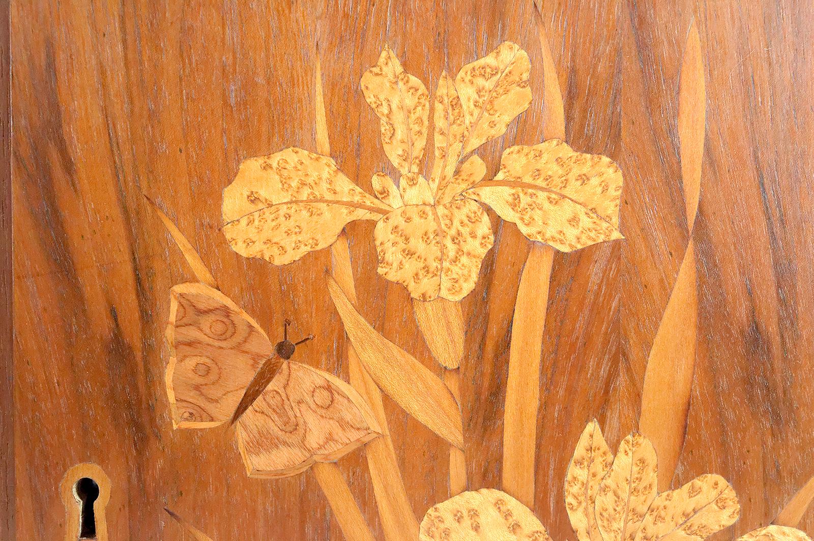 Armario de pared Art Nouveau de marquetería con motivos de lirios y mariposas, Francia Madera en venta