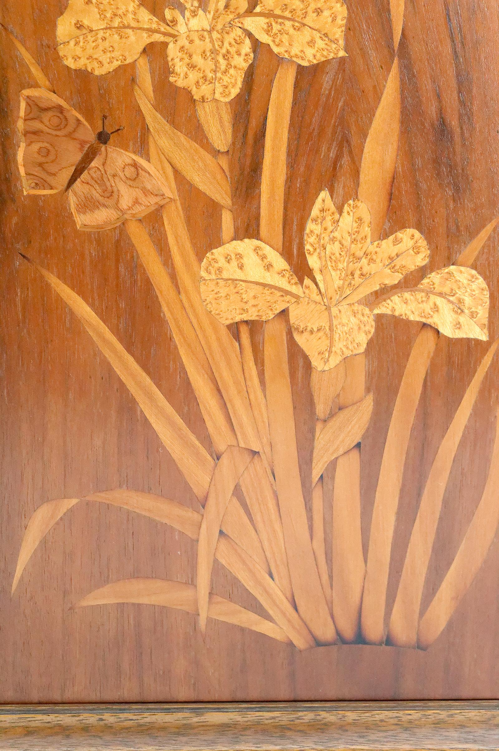 Armario de pared Art Nouveau de marquetería con motivos de lirios y mariposas, Francia en venta 1