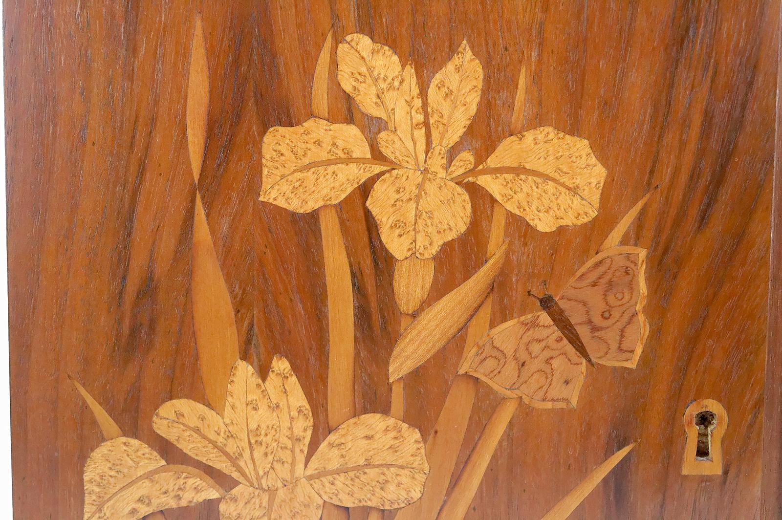 Armario de pared Art Nouveau de marquetería con motivos de lirios y mariposas, Francia en venta 2