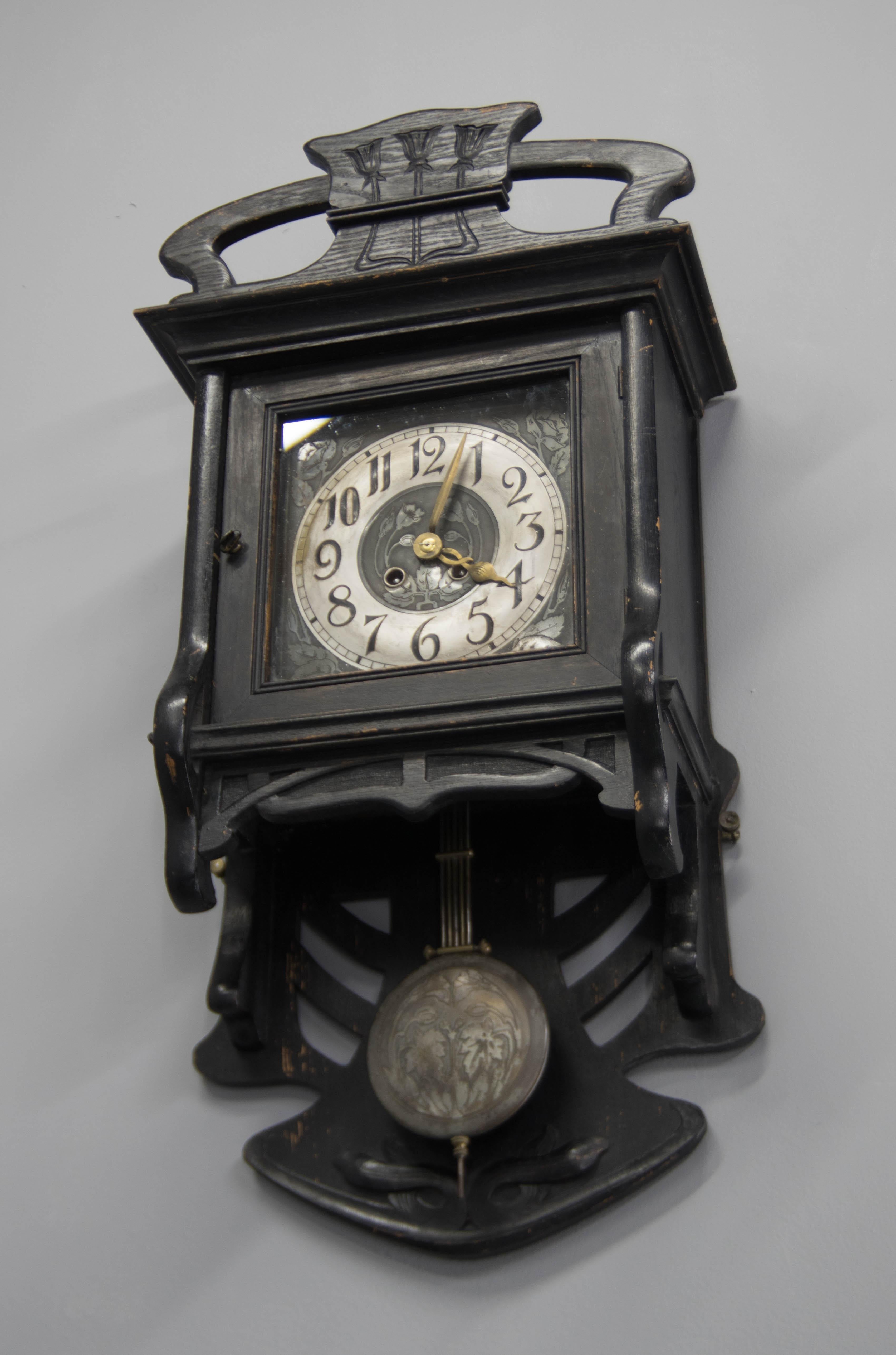 Pendule murale Art nouveau avec un charmant carillon résonnant.
Fabriqué en Autriche dans les années 1900.
Le mécanisme de l'horloge a été nettoyé et réglé par un horloger professionnel.
La peinture est légèrement usée à certains endroits.