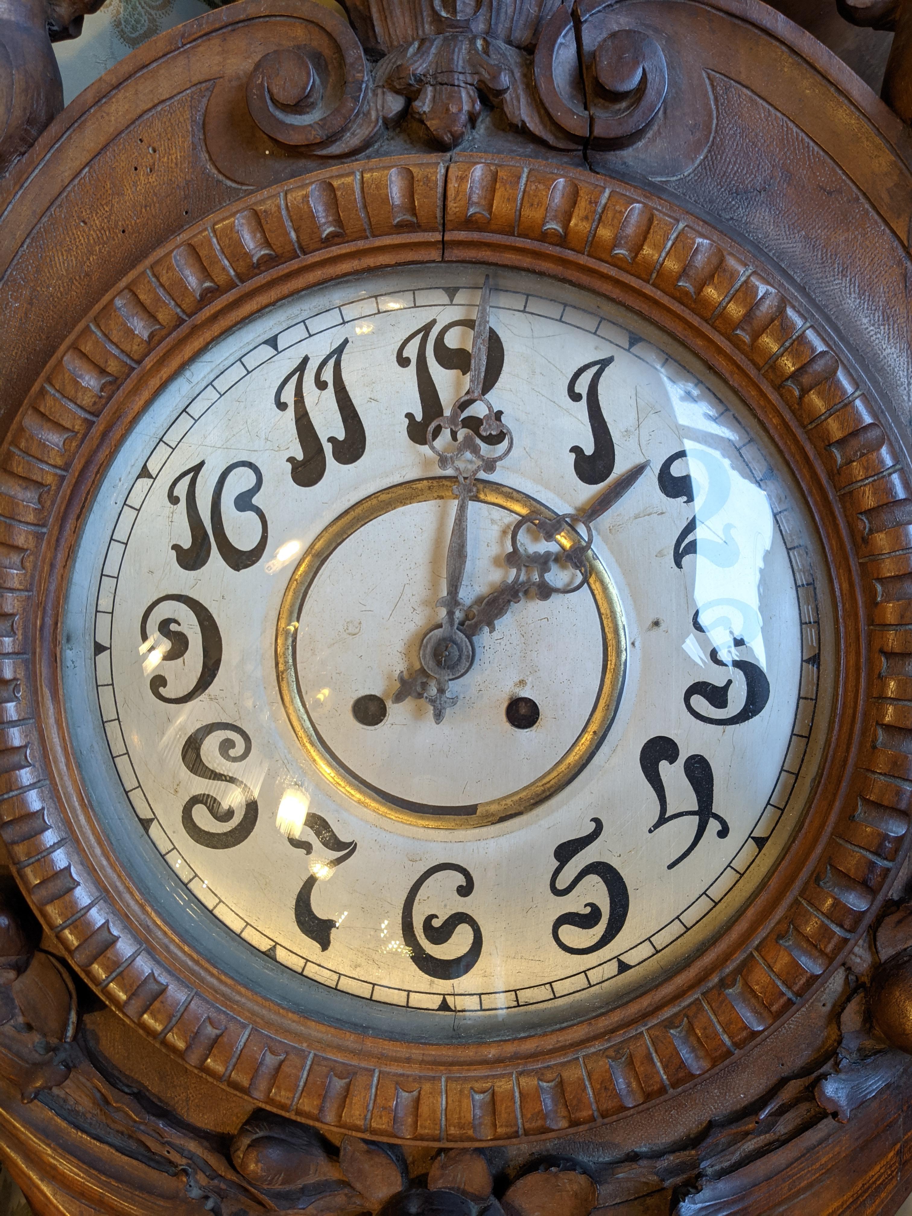 Jugendstil-Wanduhr, handgeschnitzt, zweite Hälfte des 19. Jahrhunderts, massives Nussbaumholz im Zustand „Gut“ in Varese, Lombardia