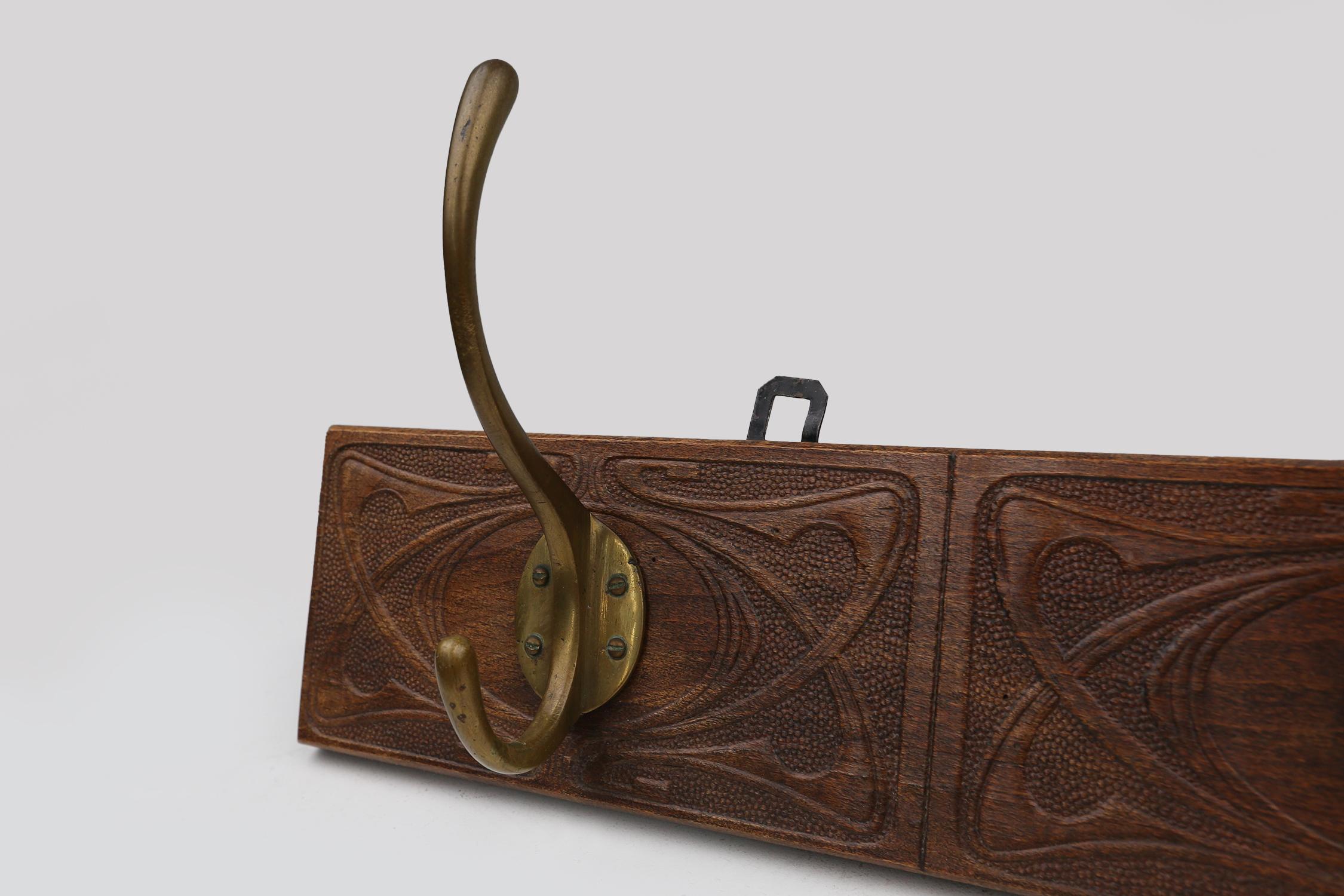 Art Nouveau wall coat rack in carved wood with brass, France ca. 1910 In Good Condition For Sale In Meulebeke, BE