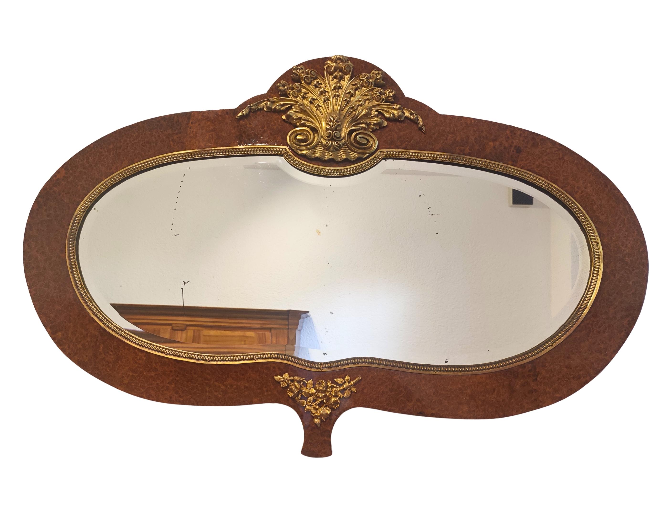 Art nouveau Miroir mural Art Nouveau en érable piqué et laiton, vers 1900 en vente