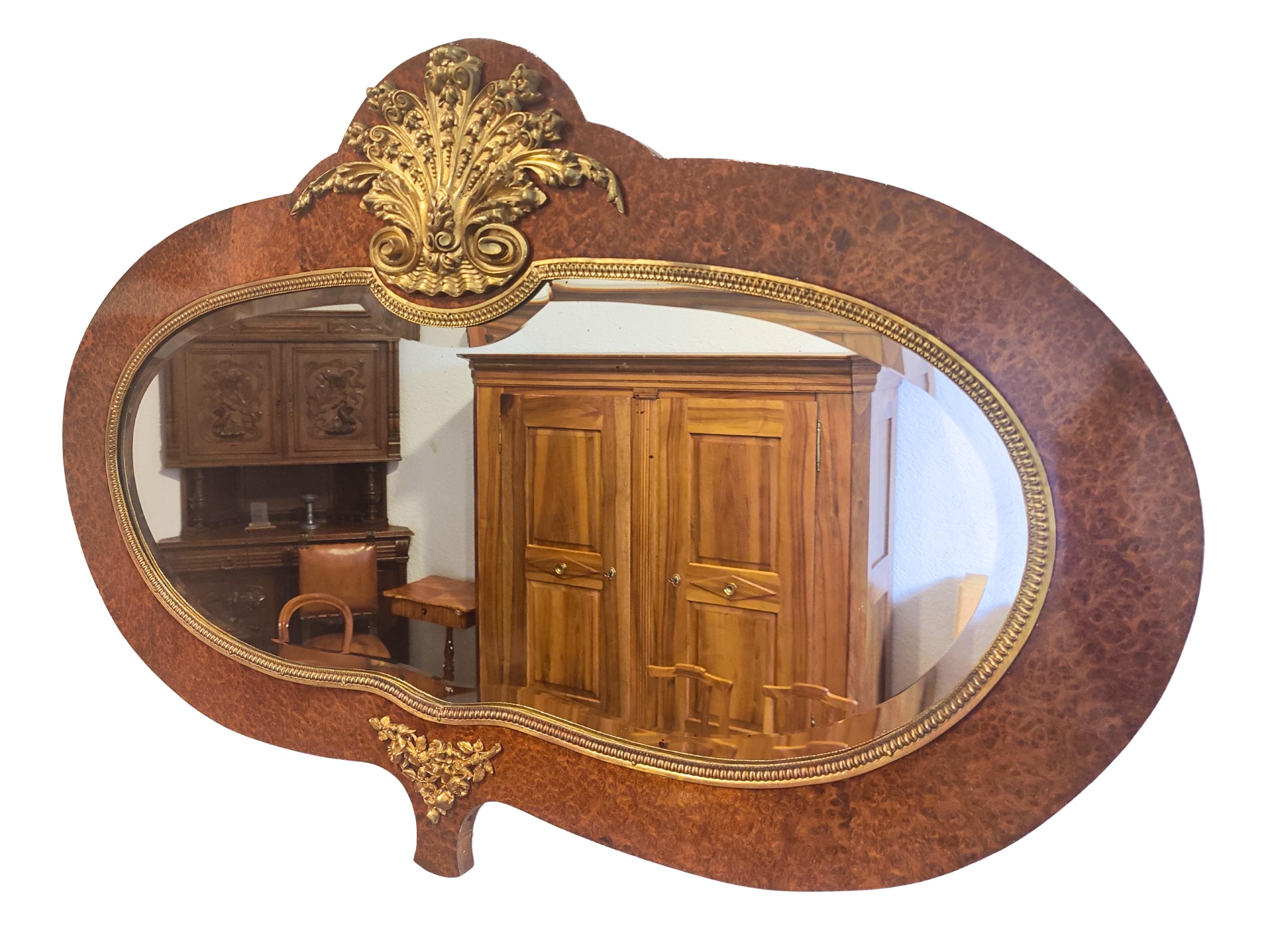 Poli Miroir mural Art Nouveau en érable piqué et laiton, vers 1900 en vente