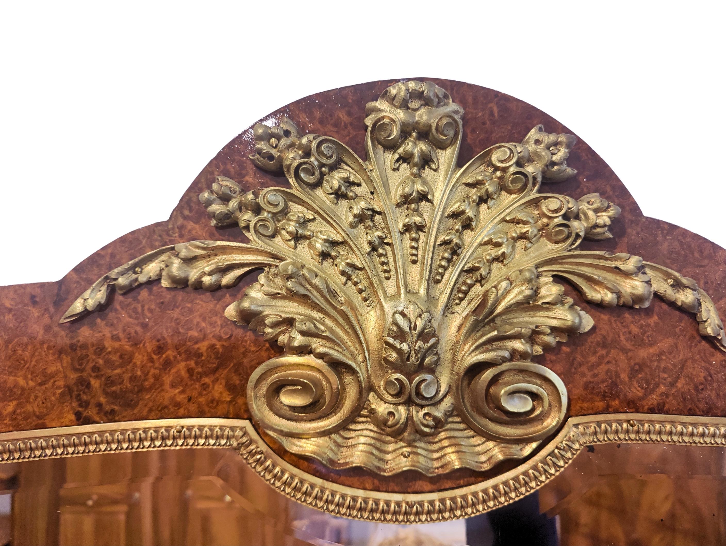 Miroir mural Art Nouveau en érable piqué et laiton, vers 1900 Bon état - En vente à Darmstadt, DE