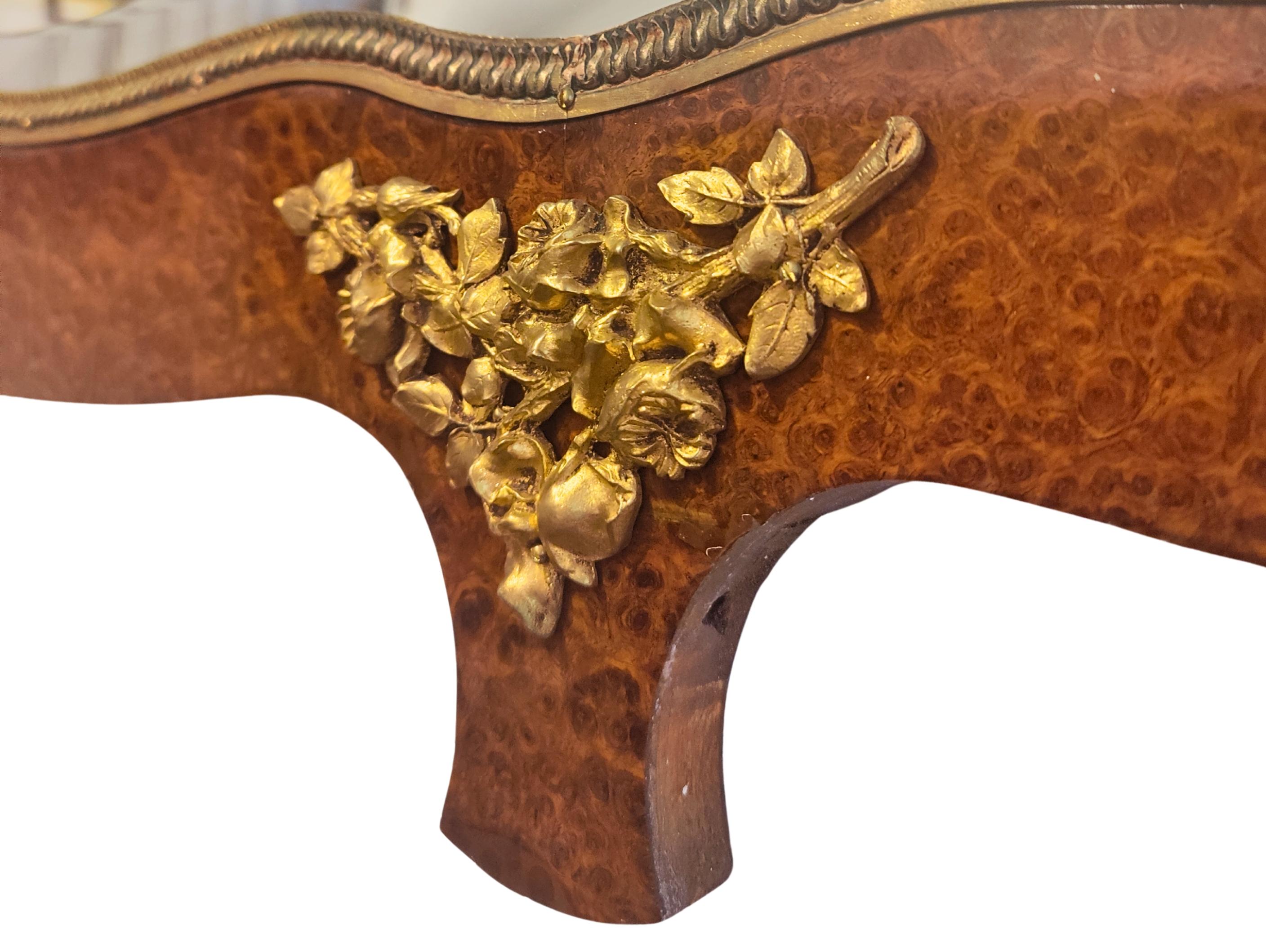 Début du 20ème siècle Miroir mural Art Nouveau en érable piqué et laiton, vers 1900 en vente