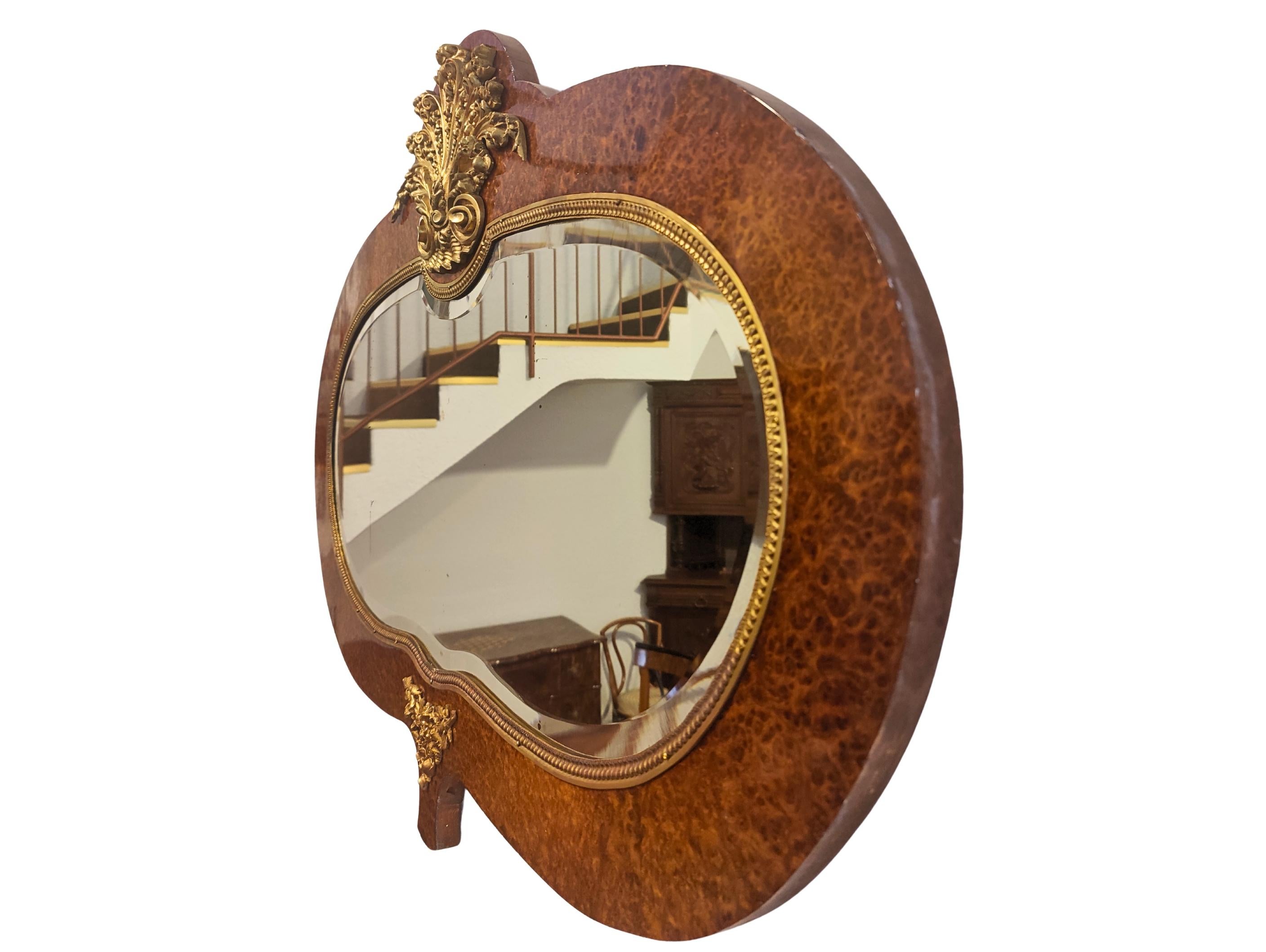 Laiton Miroir mural Art Nouveau en érable piqué et laiton, vers 1900 en vente