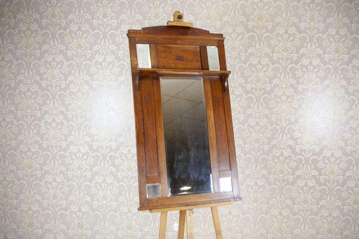 Miroir mural Art Nouveau dans un cadre en chêne, début du 20e siècle

Miroir de forme simple, délicatement décoré, dans un cadre en chêne, daté d'environ 1920.
Le bois est en excellent état, rafraîchi à la cire.