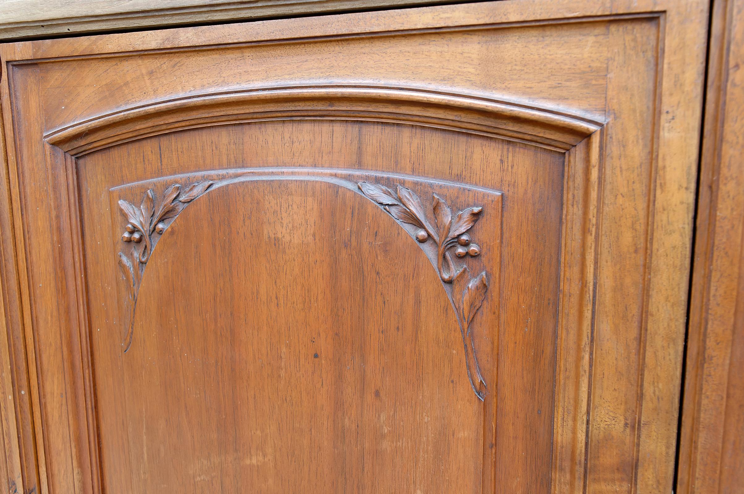 Art Nouveau walnut bookcase / display cabinet, circa 1910 For Sale 5