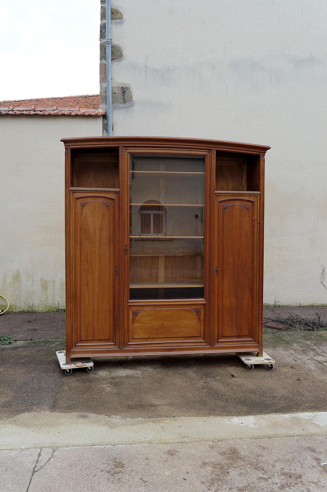 Art Nouveau walnut bookcase / display case, circa 1910

Attributed to Louis Majorelle

In carved walnut. Beveled glass door.

Locks + keys OK.
Pretty furnishing bronzes.

Bad condition: gaps and defects (feet, cornices).

Glass part: 4