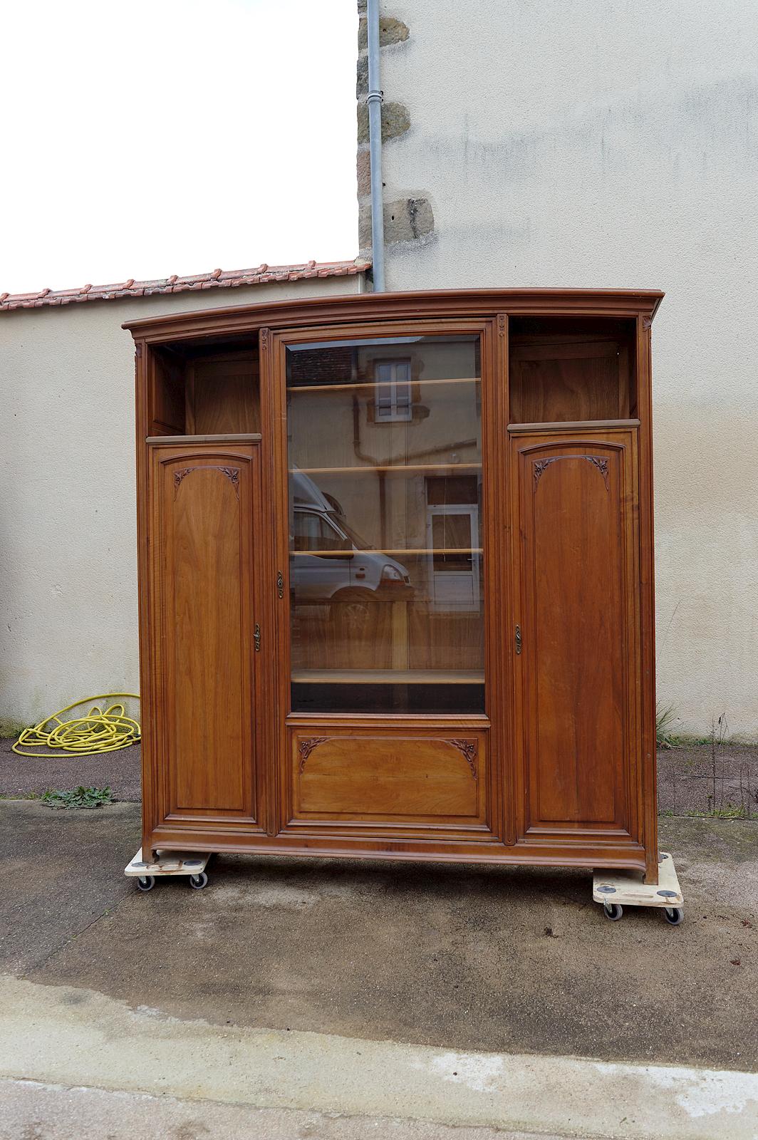 French Art Nouveau walnut bookcase / display cabinet, circa 1910 For Sale