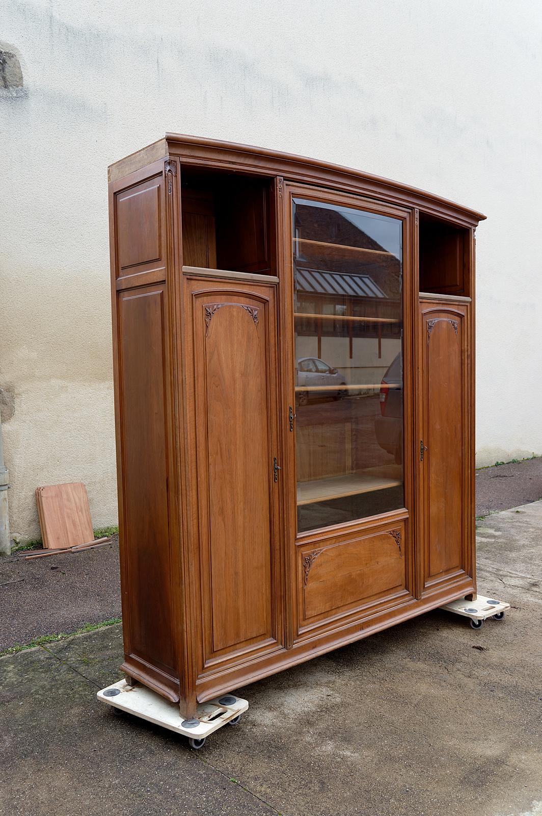 Art Nouveau walnut bookcase / display cabinet, circa 1910 In Distressed Condition For Sale In VÉZELAY, FR