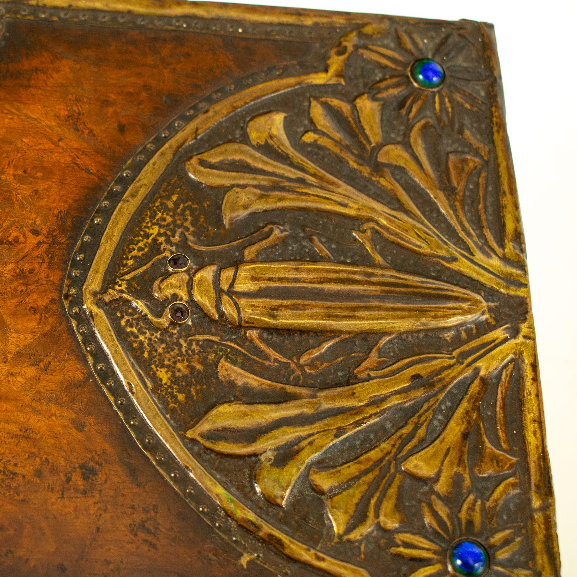 Art nouveau Coffre Art Nouveau avec décoration en bronze gaufré et pierres précieuses en vente
