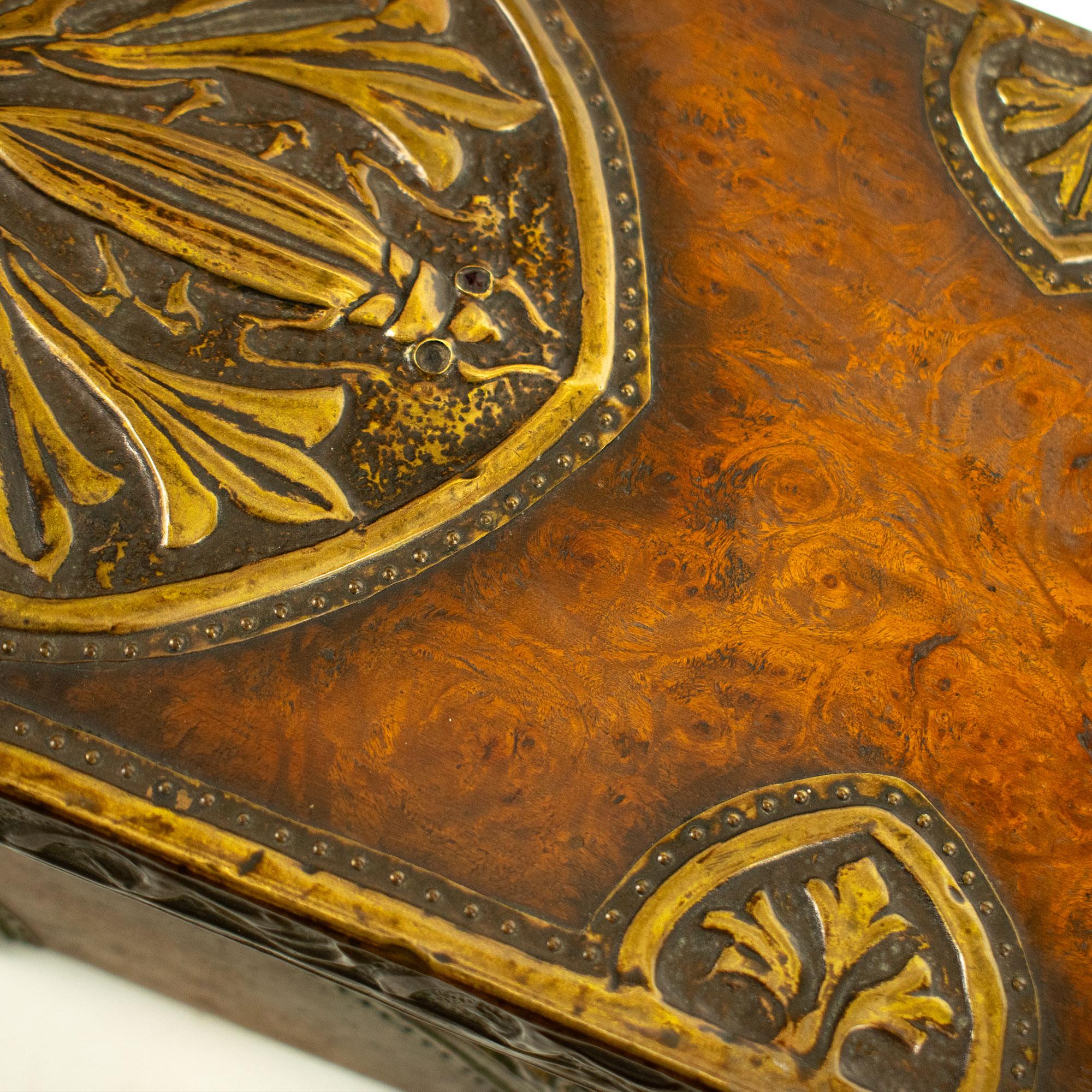 Français Coffre Art Nouveau avec décoration en bronze gaufré et pierres précieuses en vente