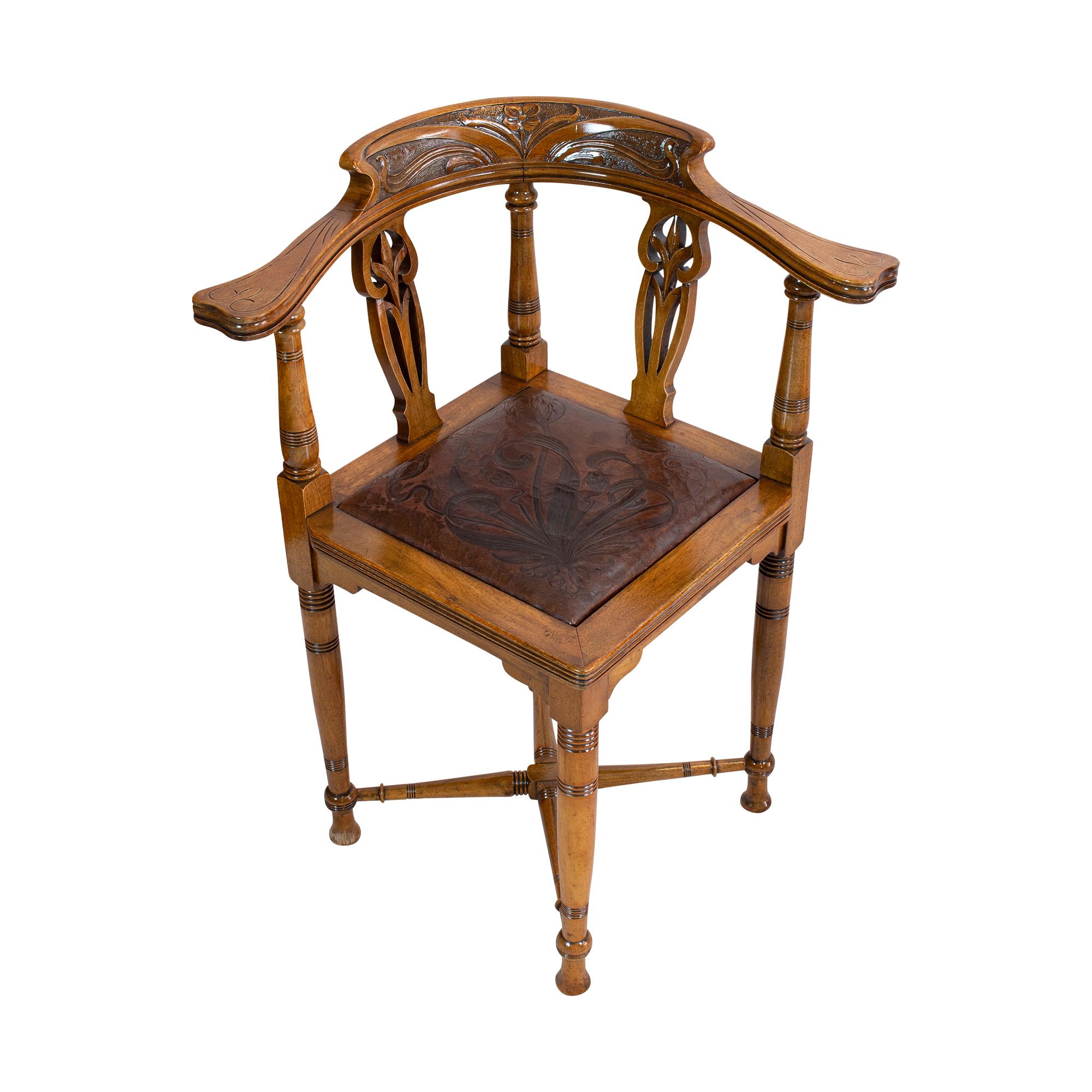 Sehr schöner seltener kleiner Ecksessel, auf dem man bequem sitzen kann. Der Eckstuhl stammt aus der Zeit des Jugendstils um 1900 aus Deutschland. Der Stuhl wurde aus massivem Nussbaumholz gefertigt. Der Sitz hat den originalen