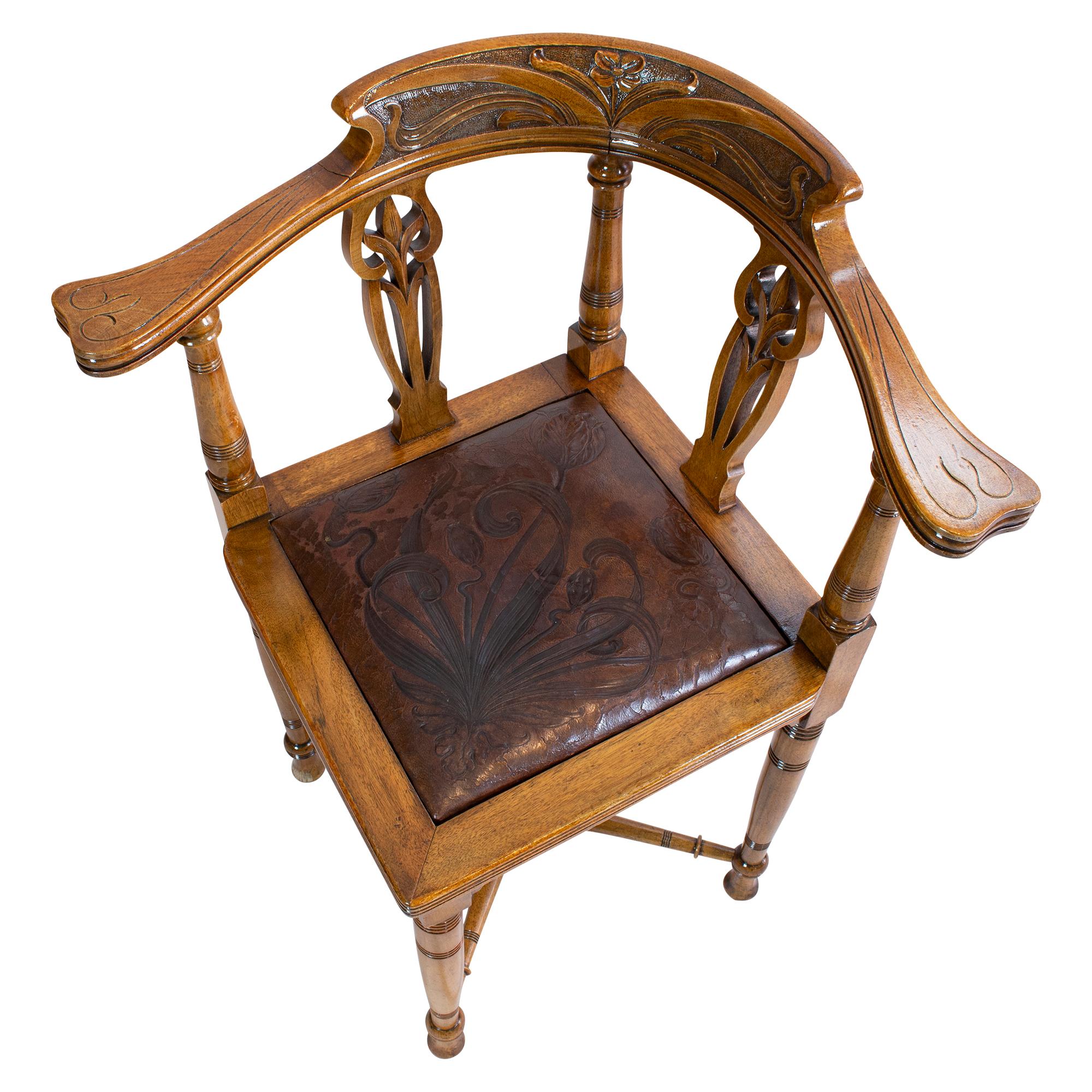 Art Nouveau Walnut Corner Armchair In Good Condition For Sale In Darmstadt, DE
