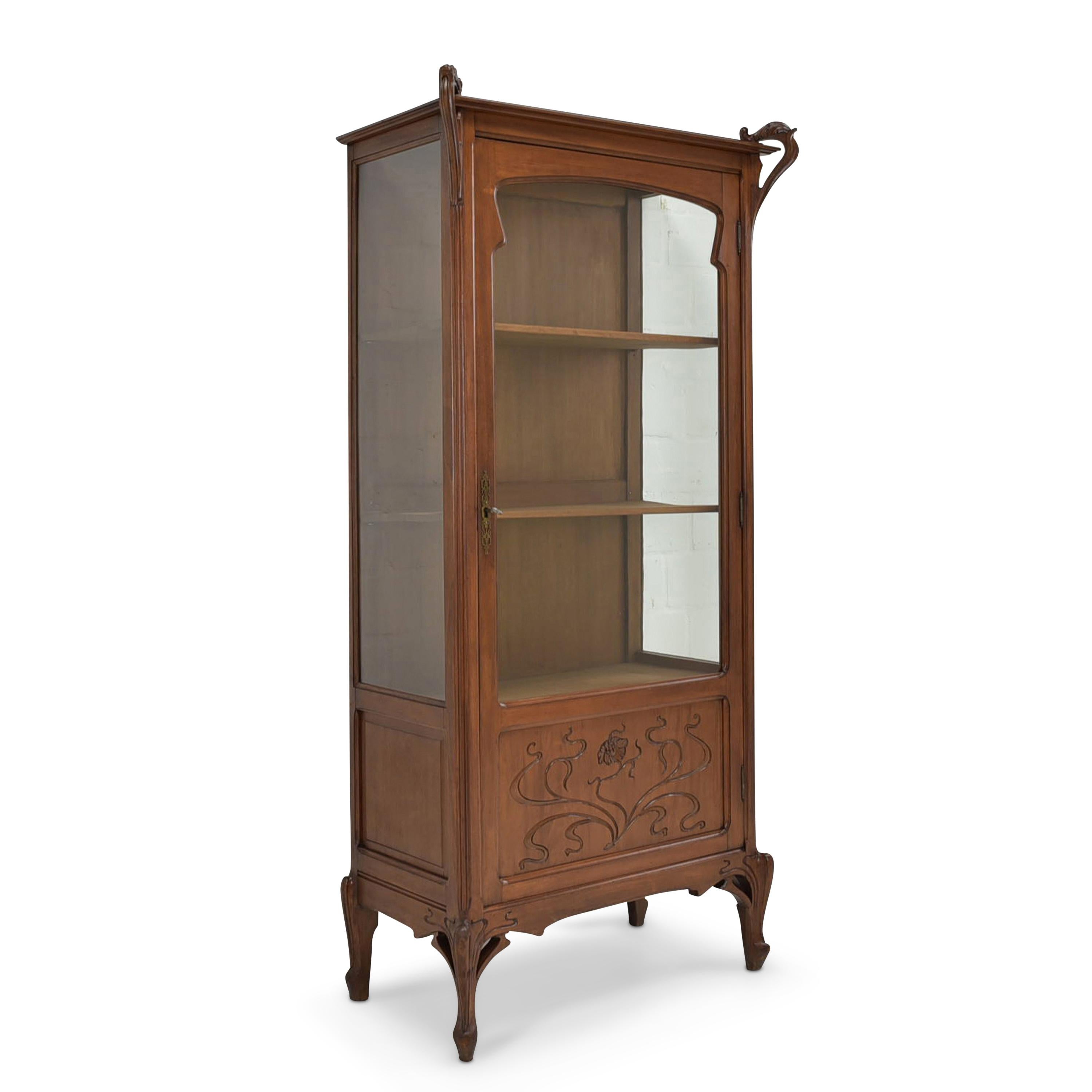 Showcase restored Art Nouveau 1910 walnut display cabinet

Features:
Three-sided, single-door model with three shelves
High quality
Original glazing
Beautiful organic shape and floral carved decor
Beautiful patina
Pure, French Art Nouveau