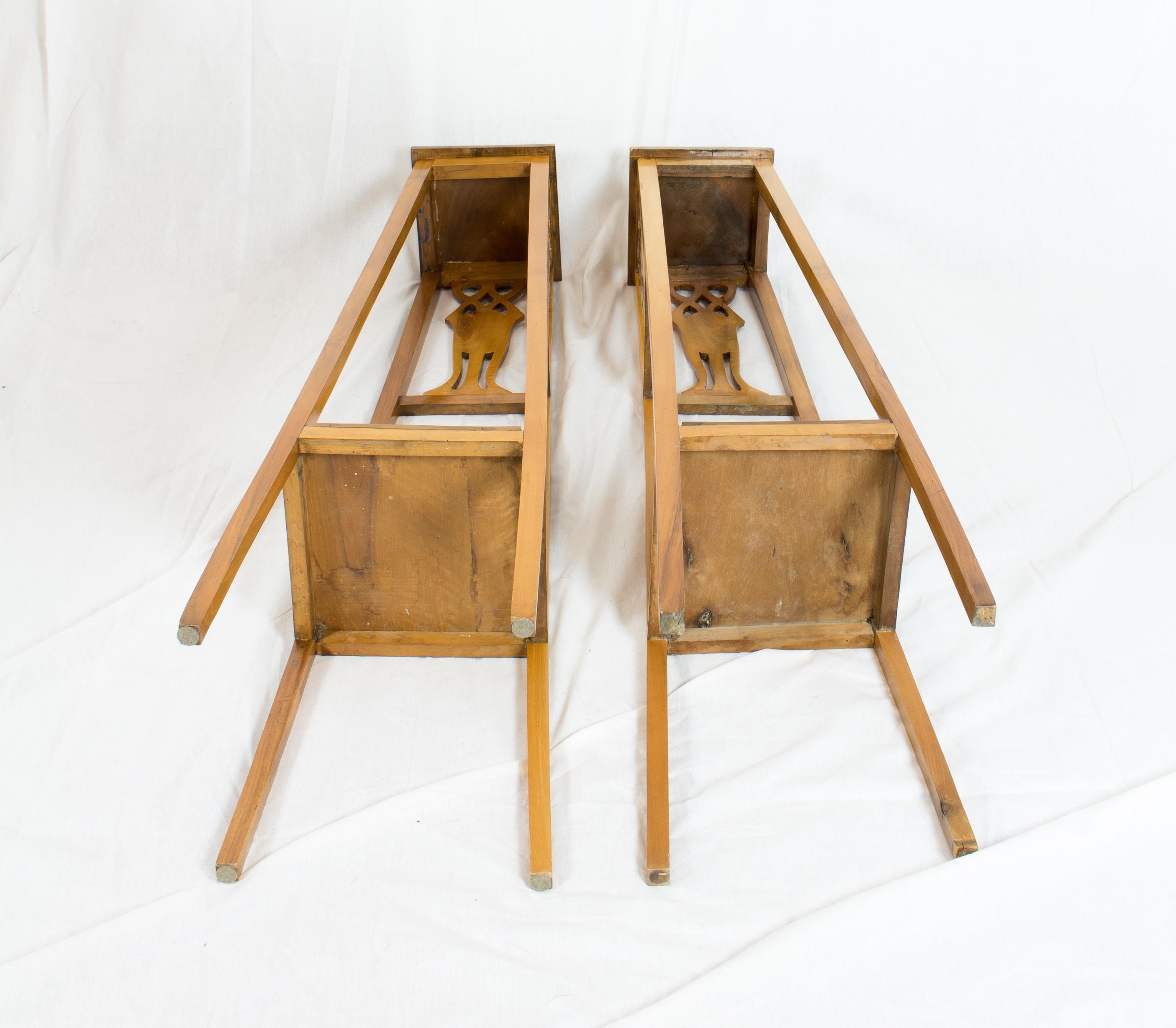 Art Nouveau Walnut Flower Stands / Pedestals In Good Condition For Sale In Darmstadt, DE