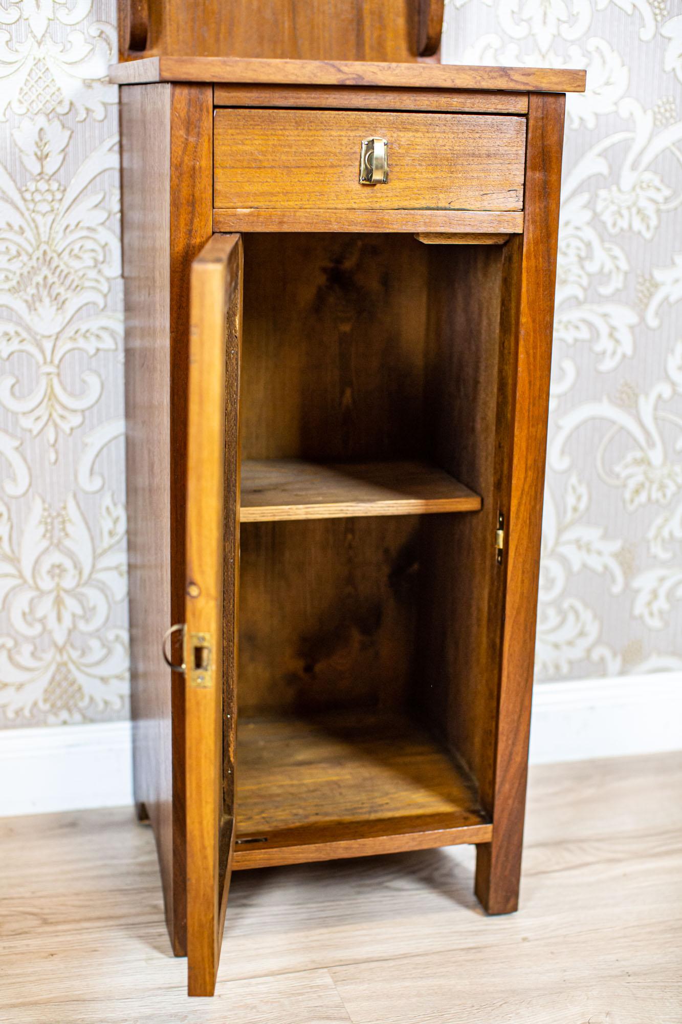 Art Nouveau Walnut Nightstand from the Early 20th Century with Glass Pane For Sale 11