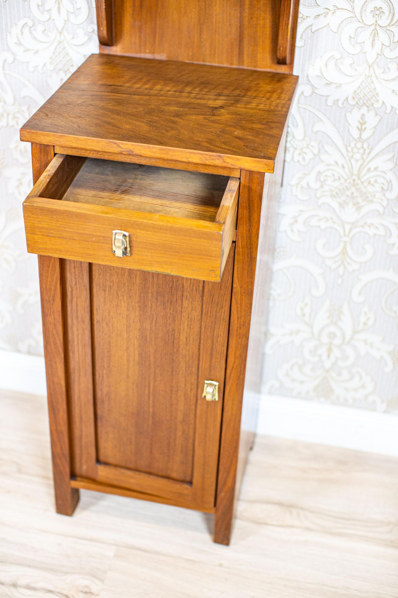 Art Nouveau Walnut Nightstand from the Early 20th Century with Glass Pane For Sale 1