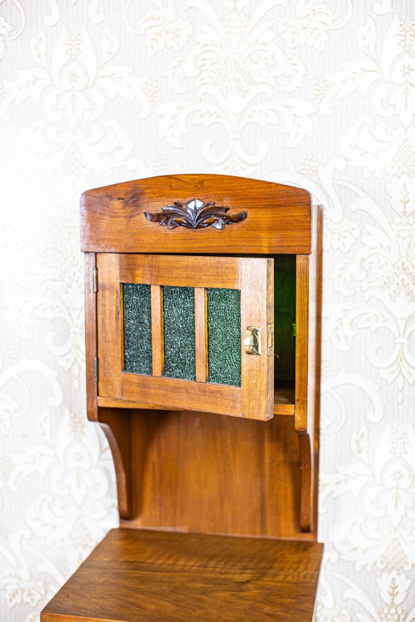 Jugendstil-Nachttisch aus Nussbaumholz aus dem frühen 20. Jahrhundert mit Glasplatte (Walnuss) im Angebot