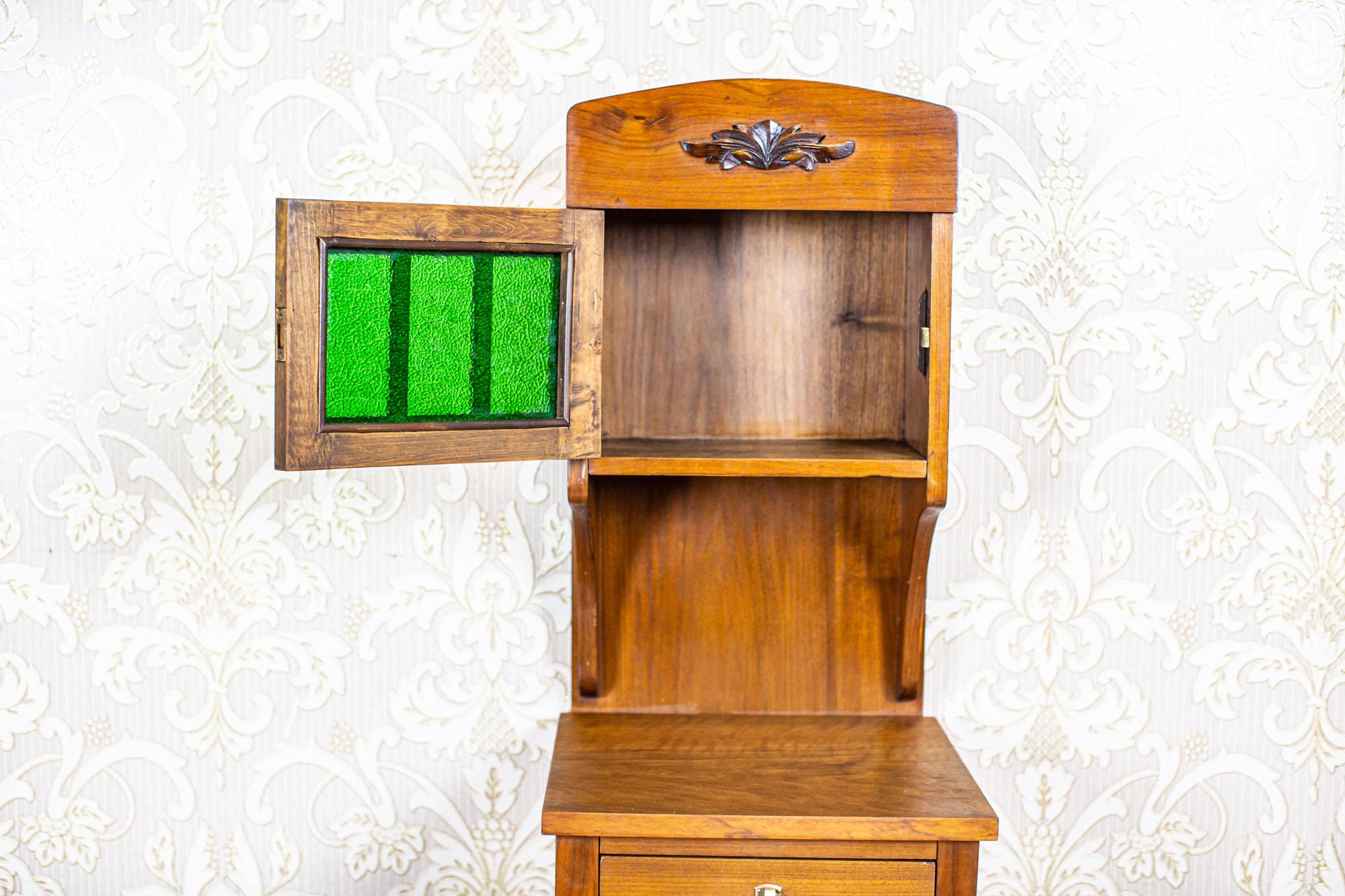Art Nouveau Walnut Nightstand from the Early 20th Century with Glass Pane For Sale 4