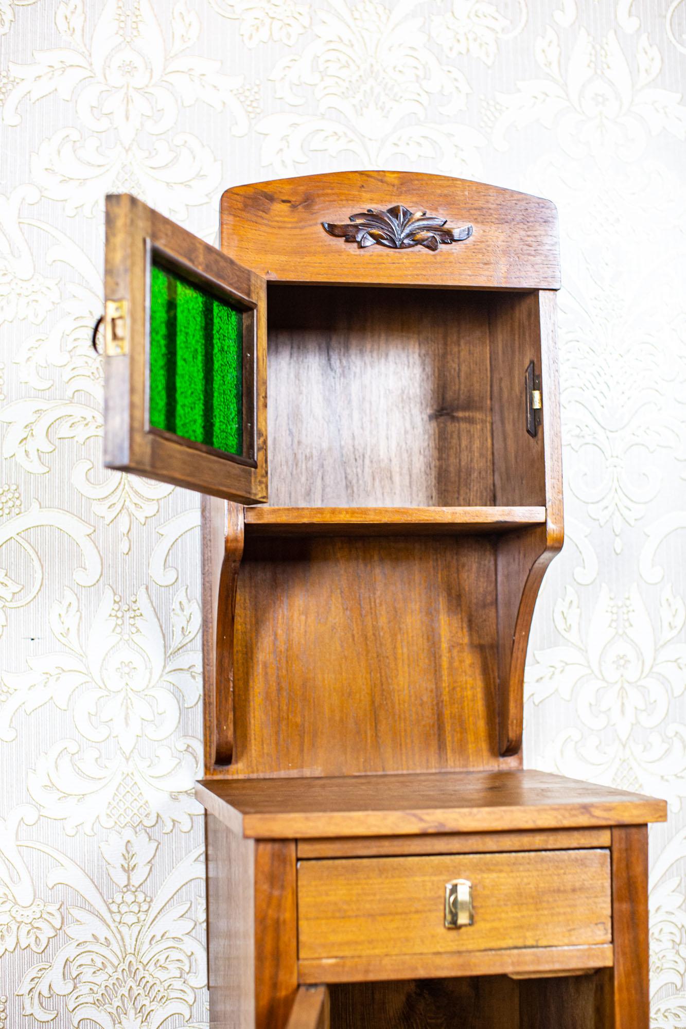 Art Nouveau Walnut Nightstand from the Early 20th Century with Glass Pane For Sale 5