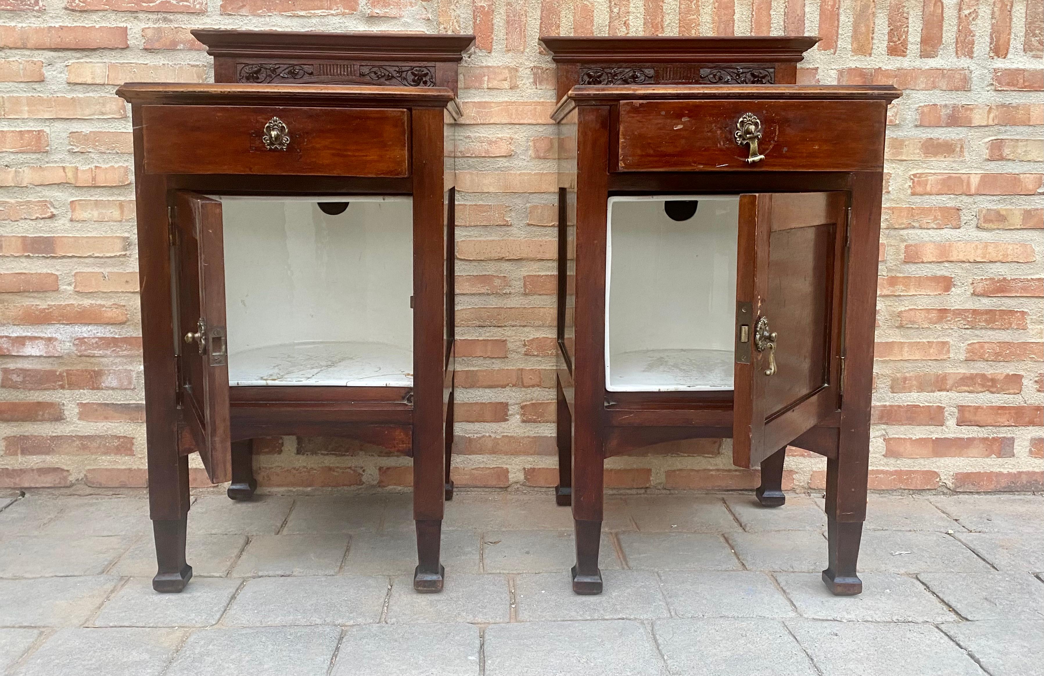 Art Nouveau Walnut Nightstands, 1900s, Set of 2 In Good Condition For Sale In Miami, FL