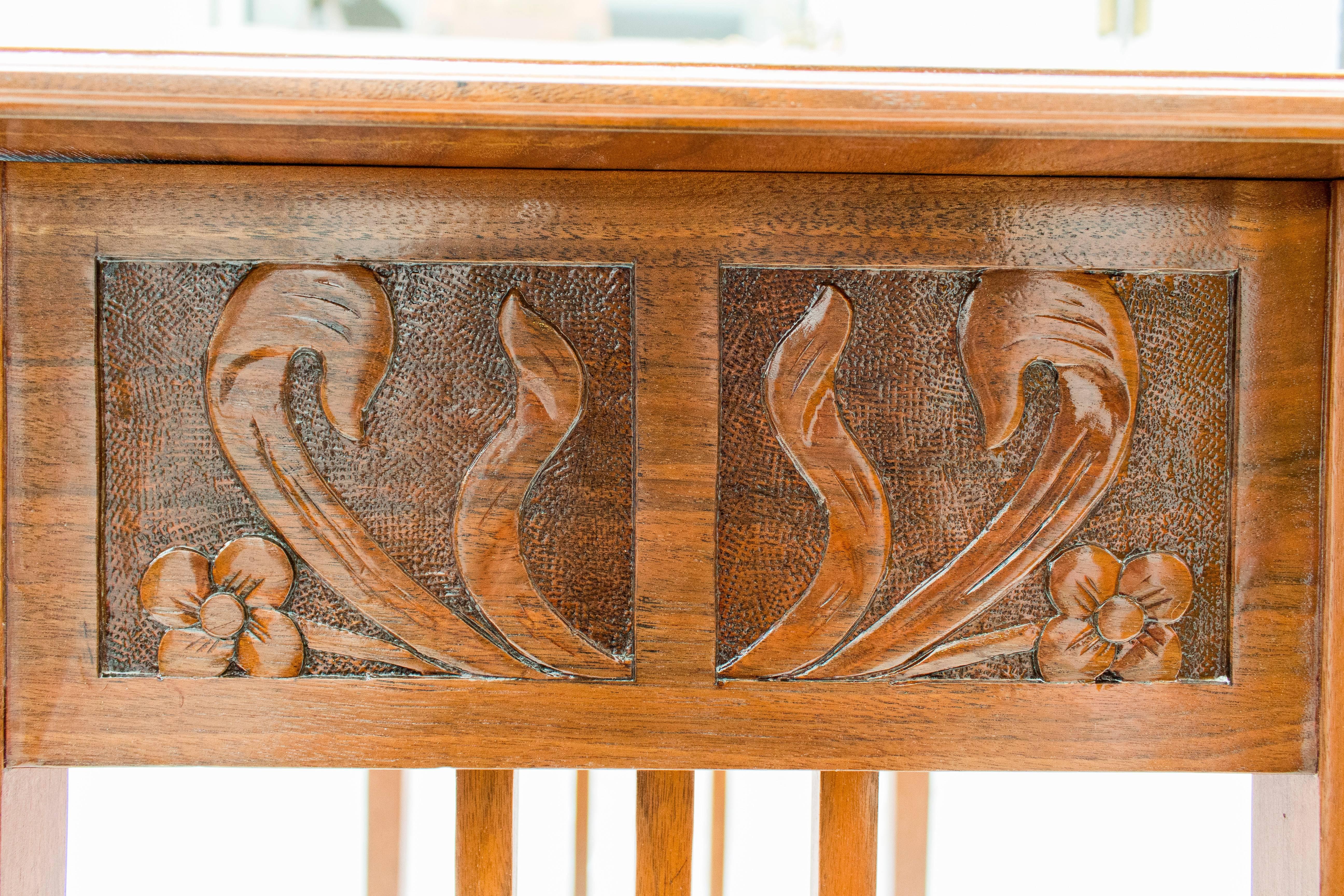 Acero Tavolino da cucito o da salotto in noce Art Nouveau in vendita
