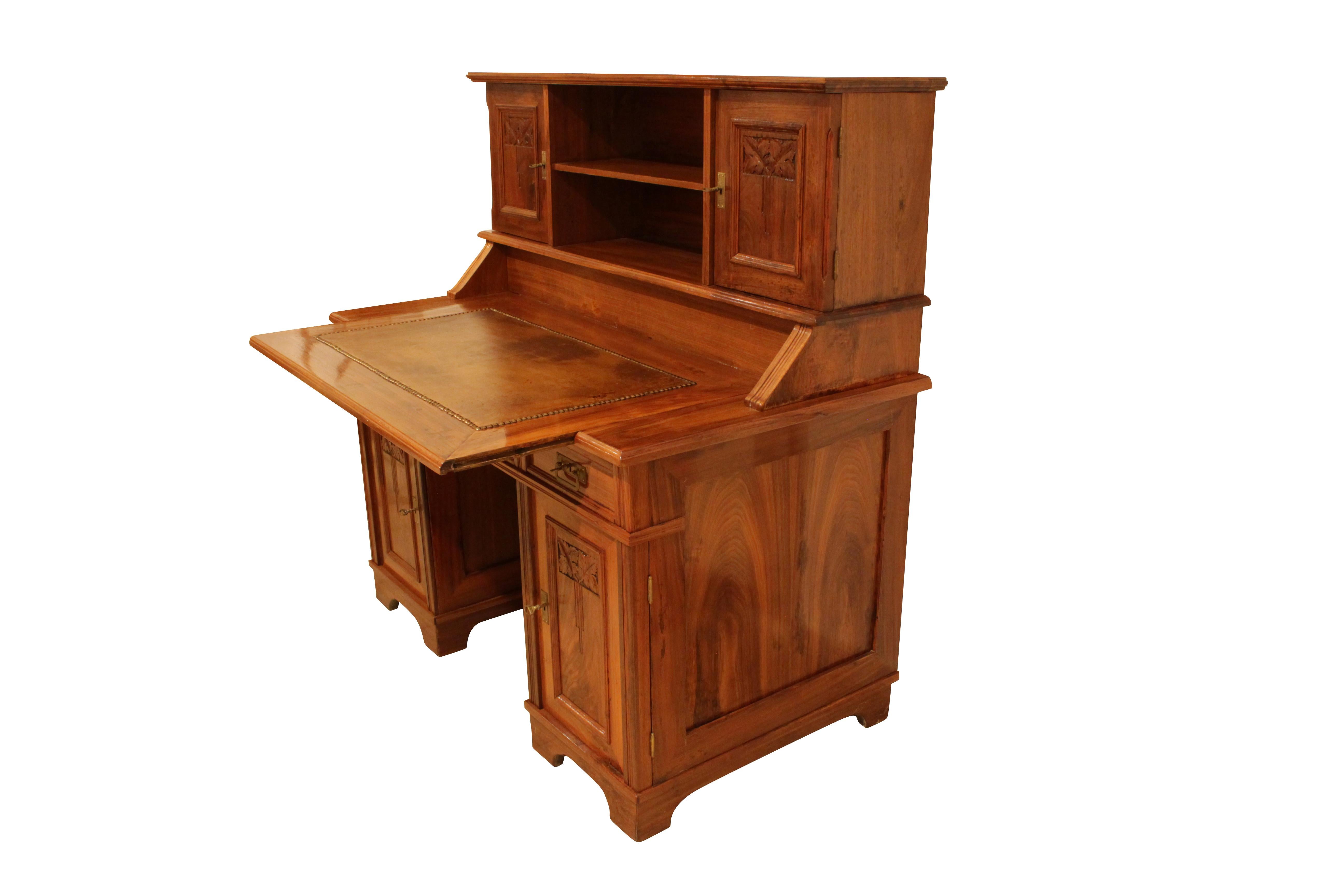Schreibtisch mit Nussbaumholzplatte im Jugendstil (Art nouveau)