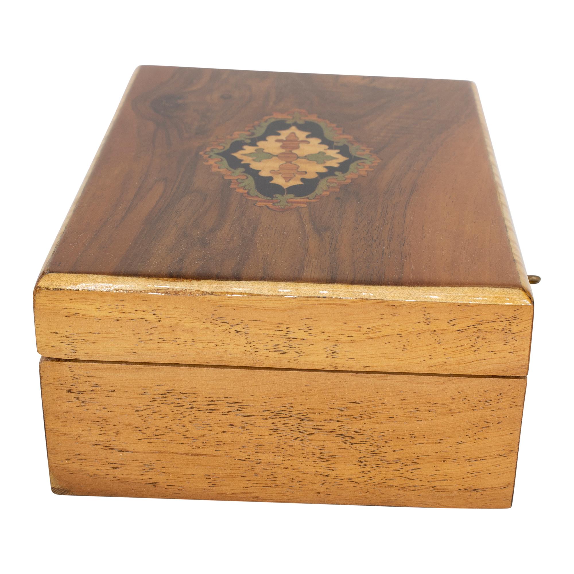 Beautiful box / casket from the Art Nouveau period, made of walnut veneer on a softwood body. The top edge is trimmed with maple and in the center of the lid is a very beautiful veneer work. In very good restored condition.
