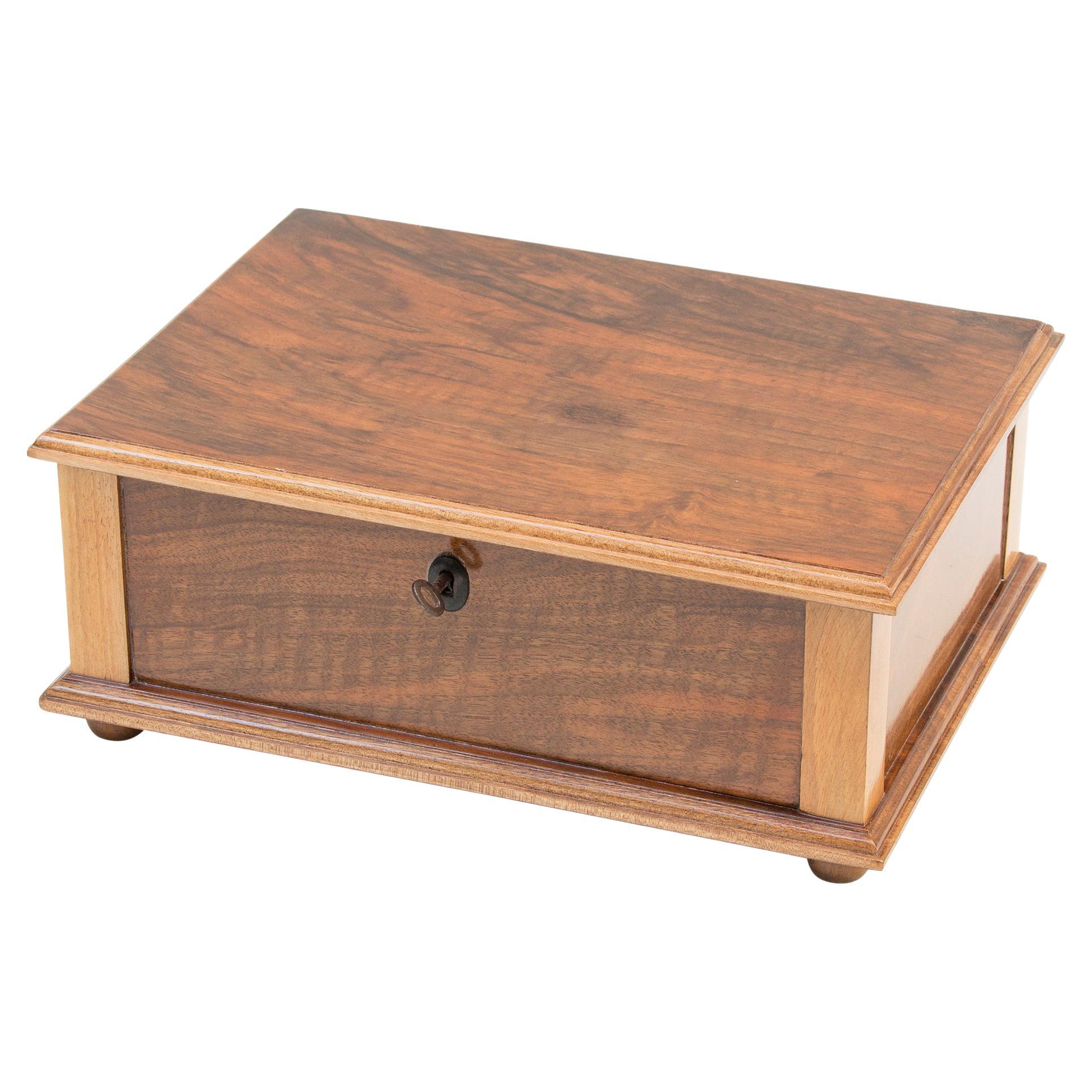 Cofre Art Nouveau de madera de nogal